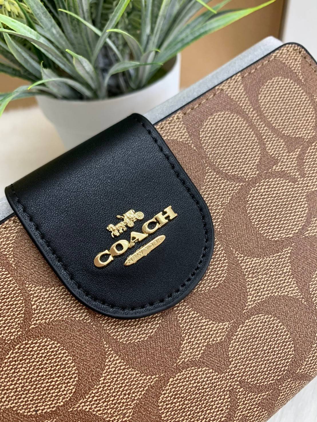 พร้อมส่งครบ 5 สี กระเป๋าสตางค์ที่สาวๆต้องมีติดตัวค่าา😘 COACH TECH WALLET IN COLORBLOCK SIGNATURE ((C2874)) ✔️กระเป๋าเงินใบยาว หนังแท้ พร้อมสายคล้องมือในตัวค่ะ ✔️เปิดปิดด้านหน้าแบบฝากระดุม ภายในมีช่องใส่ธนบัตร2ช่อง ;สามารถใส่มือถือ ip