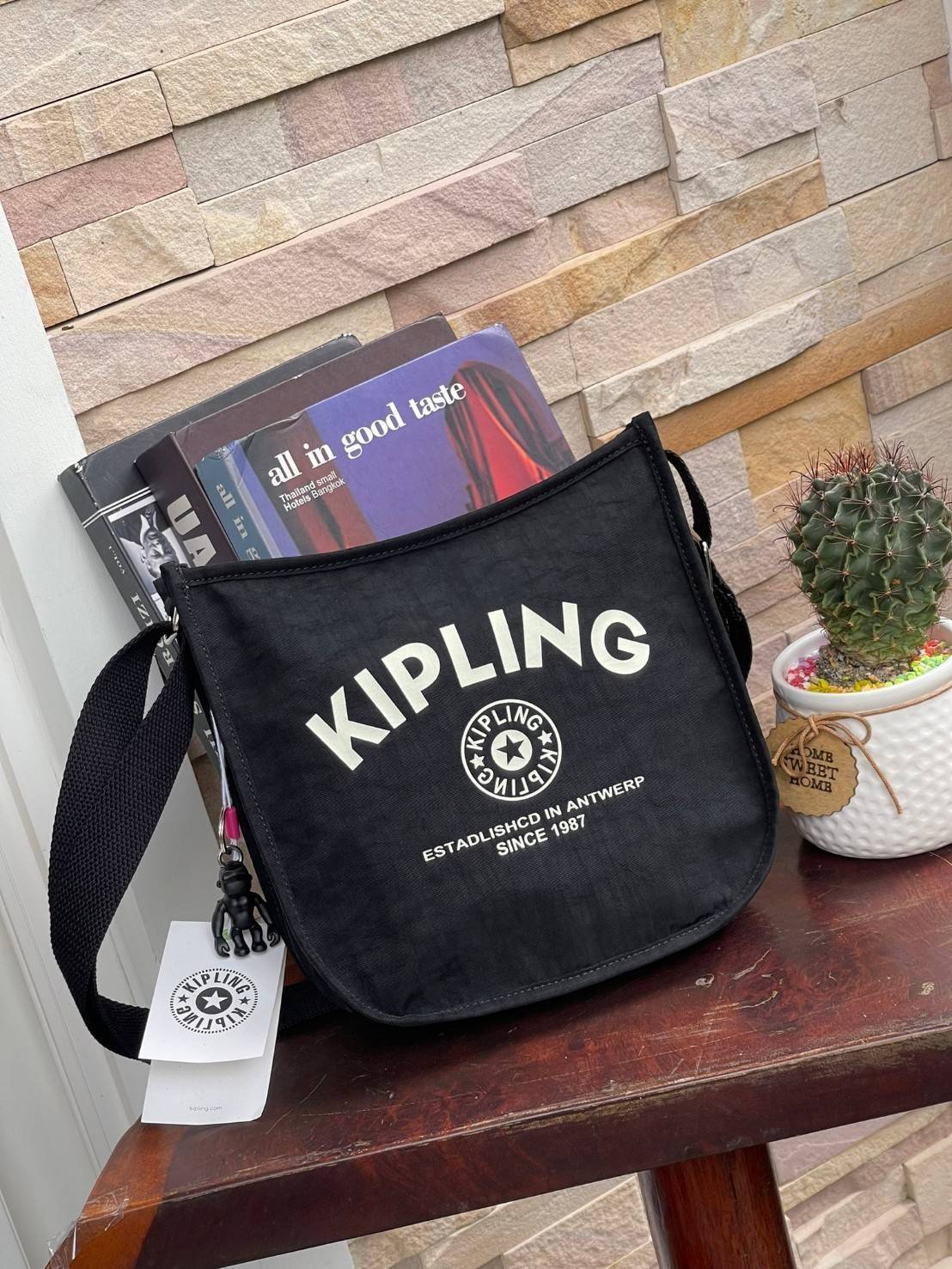 Kipling Patsy M Crossbody คอลเลคชั่นใหม่ล่าสุด ที่ไม่เน้นลวดลายและสีสัน แต่เน้นรูปแบบการใช้งานที่ง่ายแสนง่ายไม่ซับซ้อน ขนาดกำลังดี สามารถใส่ของที่จำเป็นได้ ไม่ว่าจะเป็นโทรศัพท์มือถือหรือกระเป๋าสตางค์ น้ำหนักเบา ด้านในของกระเป๋ายังแบ่งช่องเป็นระเบียบ พกพาไ