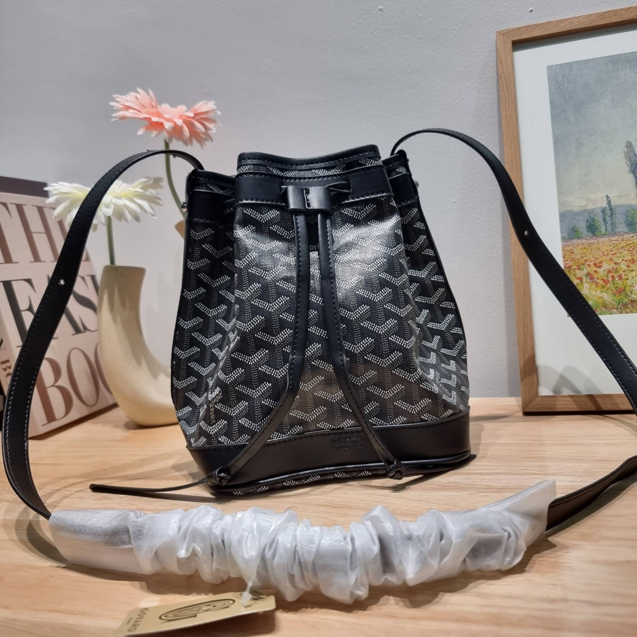 GOYARD PETITE FLOT BUCKET BAG กระเป๋าสะพายทรงบัคเก็ต ที่ดีไซน์สะดวกต่อชีวิตมาก รูปทรงคลาสสิค ดีไซน์เป็นเอกลักษณ์ สดใสทุกสี ดูผู้ดีในตัว วัสดุหนังแคนวาสพิมพ์ลายสวยคม ปากกระเป๋ารูดเปิด-ปิดได้ตามชอบ ภายในเป็นช่องโล่ง ใส่กระเป๋าสตางค์ มือถือ ได้ครบถ้วน มาพร้อ