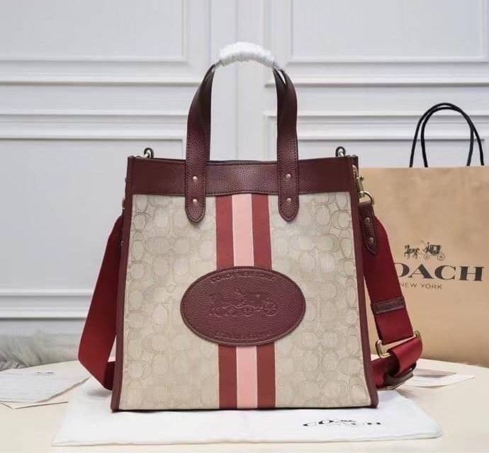 OUTLET 】COACH DEMPSEY TOTE IN SIGNATURE JACQUARD COACH C1917 Dempsey Field Tote คอลเลคชั่นใหม่ เอาใจสายคุณหนู กระเป๋าทรงโท้ท ไซส์กำลังสวย น่ารักน่าใช้มากๆ ฟังก์ชั่นการใช้งานสะดวกที่สุด มีทั้งสายคล้องในตัว และสายครอสบอดี้ วัสดุผ้า jacquard สลับหนัง pepble 