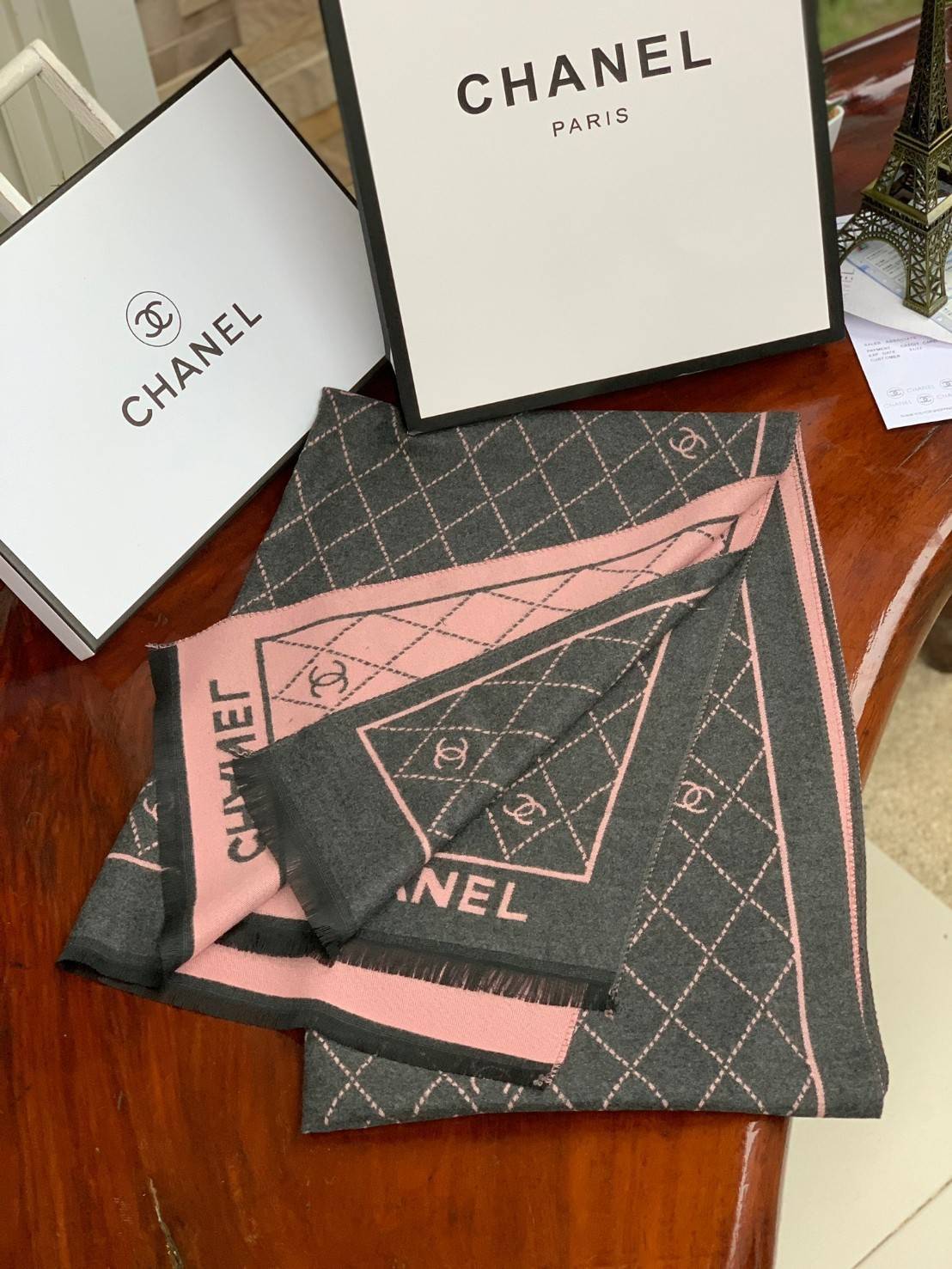 Chanel Scarves for woman’s accessories พลาดไม่ได้กับของขวัญสำหรับเทศกาลดีๆที่กำลังจะมาถึง ส่งมอบความรู้สึกดีๆให้กับคนที่คุณรัก ด้วยผ้าพันคอ หรือ ผ้าคลุมจากแบรนด์ดัง ด้วยเนื้อผ้าแบบcashmereที่ถักทอแบบเนื้อละเอียด จึงทำให้นุ่มน่าสัมผัส ให้ความอบอุ่นได้ดี สำ