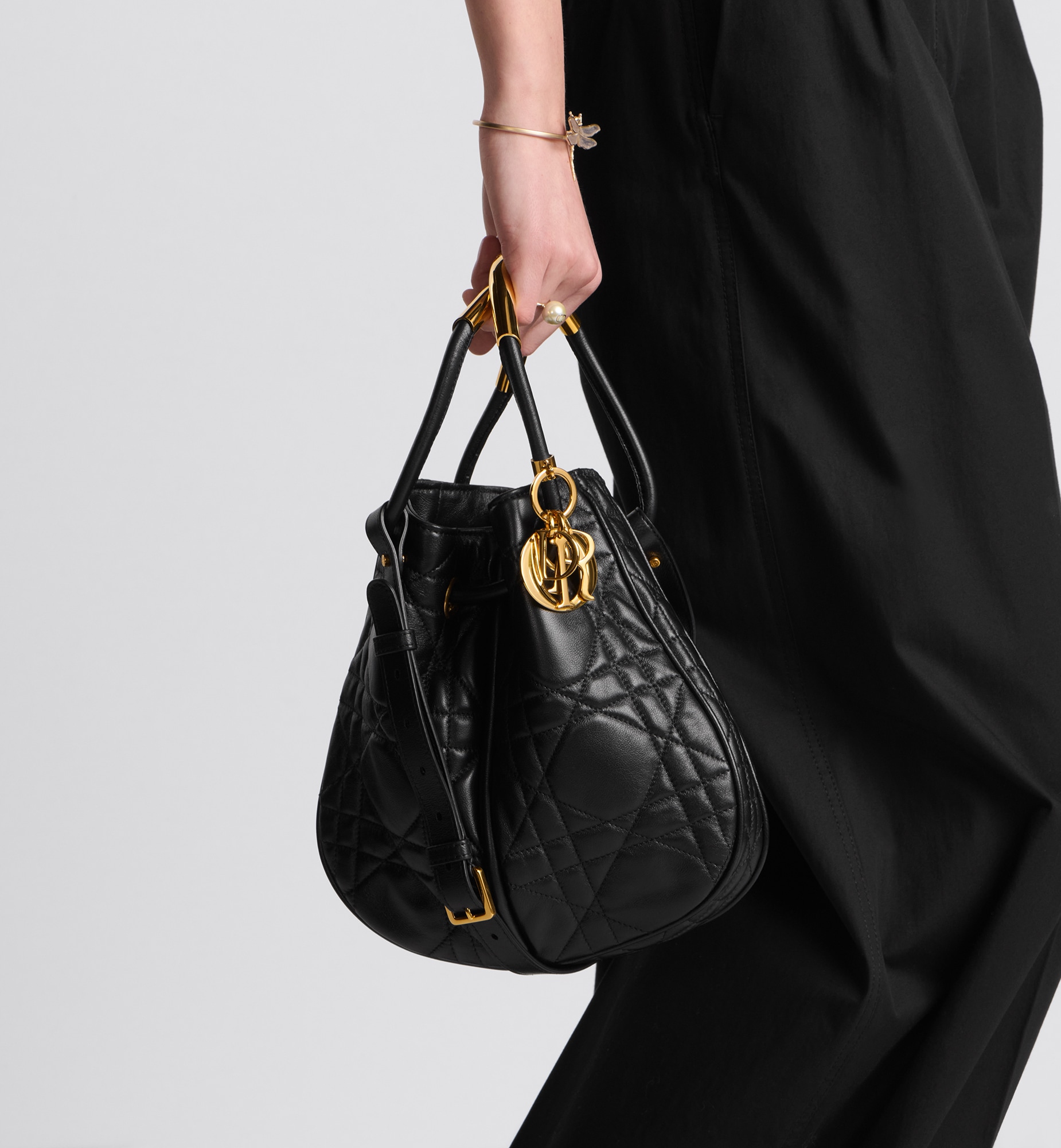 Dior Nolita Bag กระเป๋าสะพายทรงโท้ทรุ่นใหม่ สวยหรูเป็นเอกลักษณ์ตามแบบฉบับแบรนด์ มาพร้อมสายสะพายยาว ขนาดกำลังน่าใช้ ภายในโล่งกว้างจุของได้เยอะ สวยทันสมัยเหนือกาลเวลาต้องยกให้ใบนี้เลยค่ะ