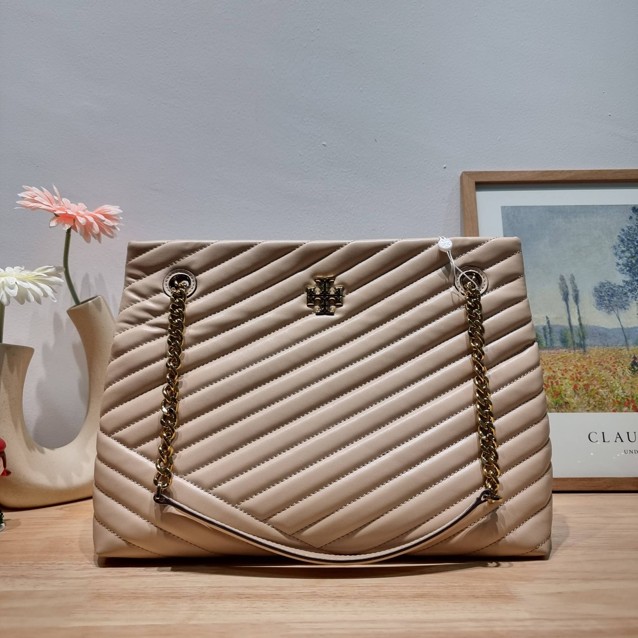 TORY BURCH KIRA CHEVRON TOTE กระเป๋าสะพายรุ่นที่ใครๆก็ต้องมี กับทรงโท้ทไซส์ใหญ่ ใช้ยังไงก็ดูหรู ดีไซน์เฉพาะตัว วัสดุหนังสัมผัสนิ่ม