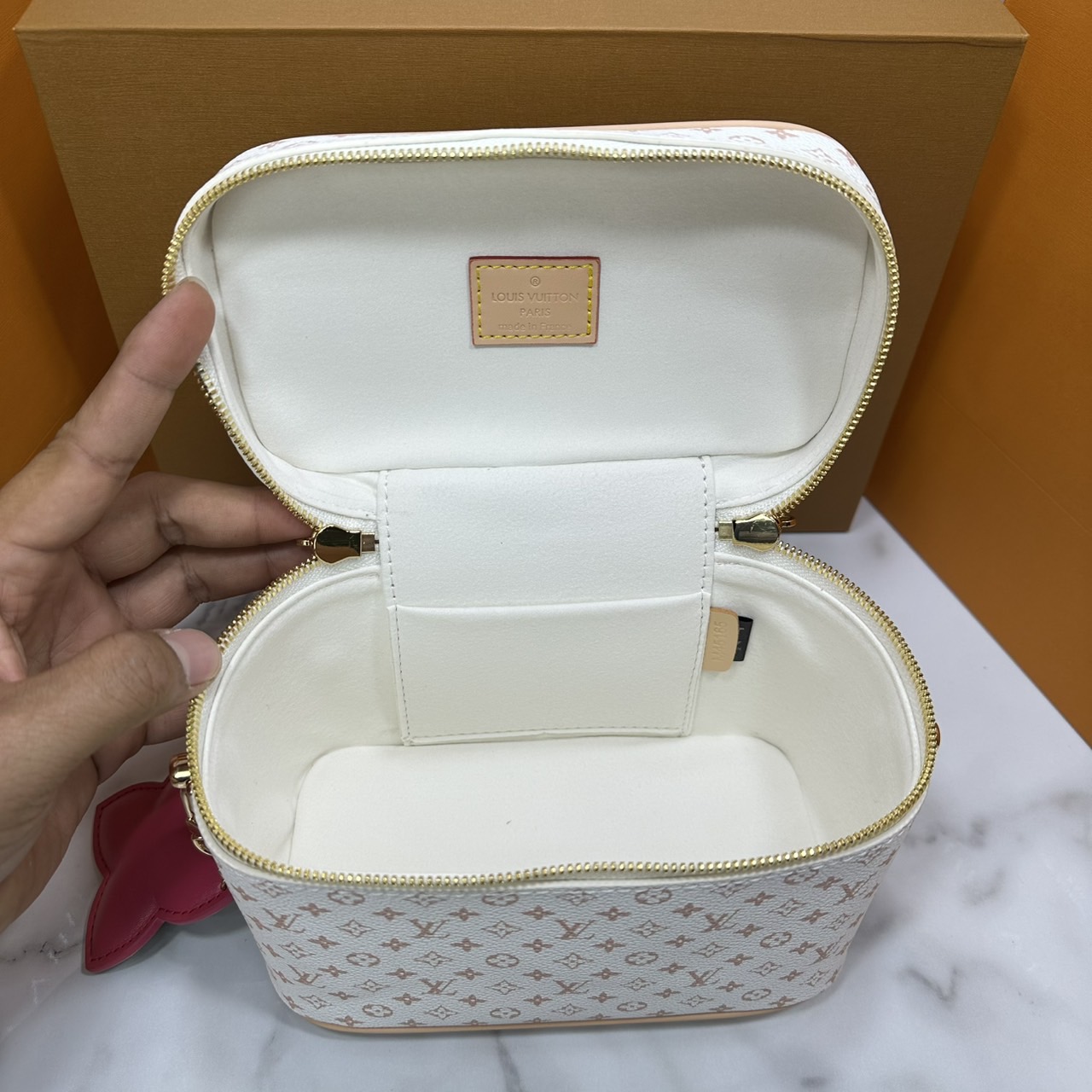 ORI หนังแท้ | LV Vanity Cosmetic Bag กระเป๋ารุ่นวานิตี้ กระเป๋าเครื่องสำอางจากคอลเลคชั่น Louis Vuitton Baby พกพาผลิตภัณฑ์อาบน้ำและของใช้จำเป็นอื่นๆ อย่างมีระดับ Monogram แคนวาสสุดเอ็กซ์คลูซีฟสำหรับคอลเลคชั่น