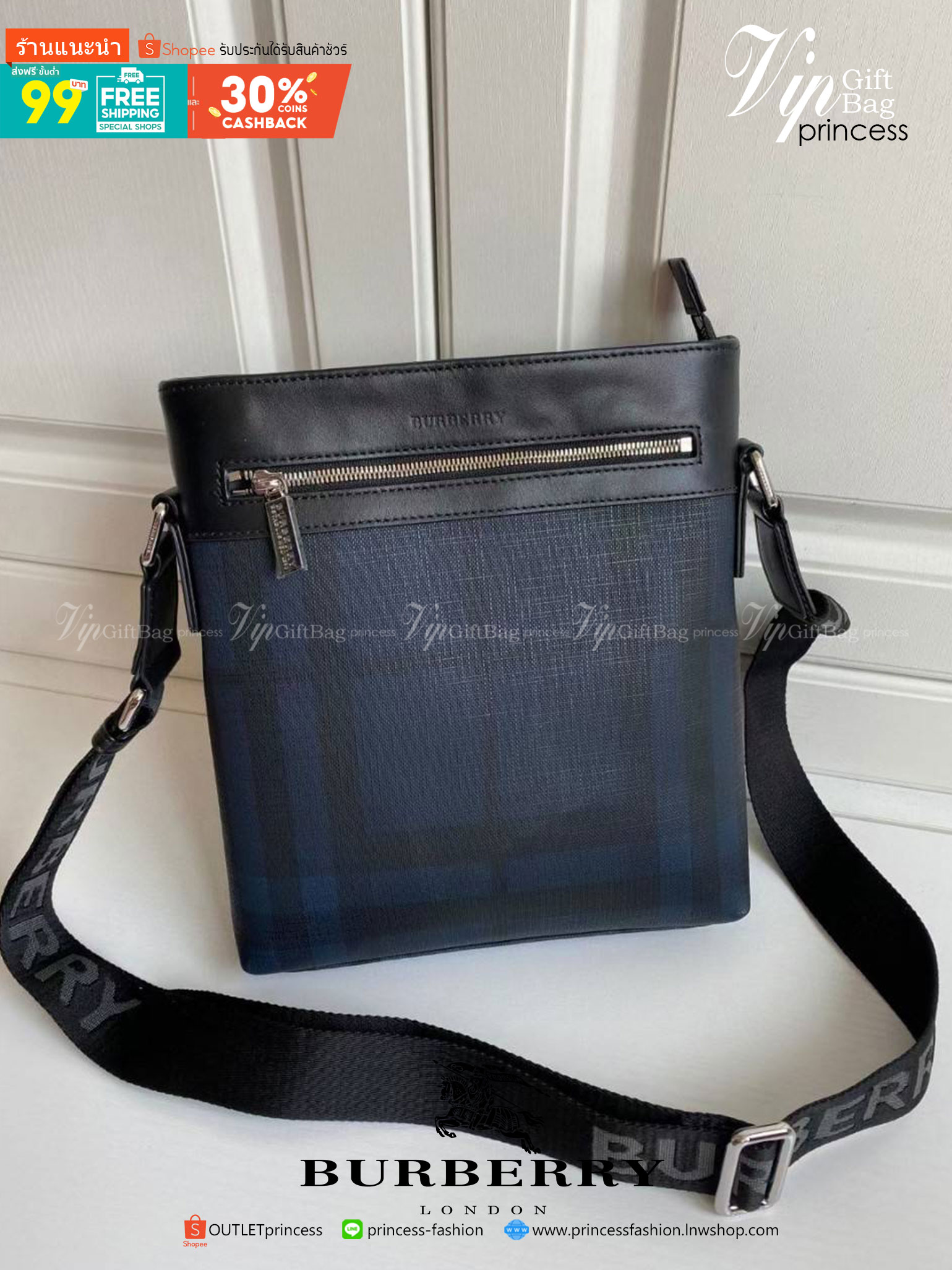 พร้อมเป็นของขวัญ มอบให้คุณผู้ชายแล้วค่ะ สำหรับ BB CROSSBODY VINTAGE BAG VIP GIFT WITH PURCHASE (GWP) พรีเมี่ยมกิ๊ฟ Limited Edition จากBURBERRY วัสดุหนังโทนสีสุภาพ คลาสสิก ตกแต่งด้วยซิปสะดวกใช้ด้านหน้า ช่องหลักเปิดปิดด้วยซิปยาวด้านบน พร้อมช่องซิปอีกหนึ่งช่
