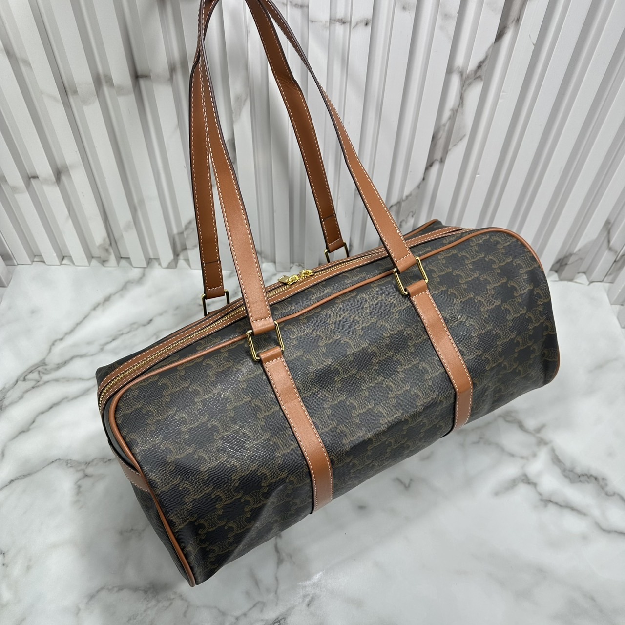 ORI หนังแท้ | CELINE GYM bag in Triomphe สายออกกำลังกายแบบติดแกรมต้องไม่พลาดใบนี้ค่ะ กับกระเป๋าทรง keepall มาในรูปทรงใหม่สปอร์ตเท่คูล ใบใหญ่ทรงเรียวไม่เทอะทะ เหมาะสำหรับใส่ของไป Gym หรือ Short Vocation ก็เหมาะมากๆ