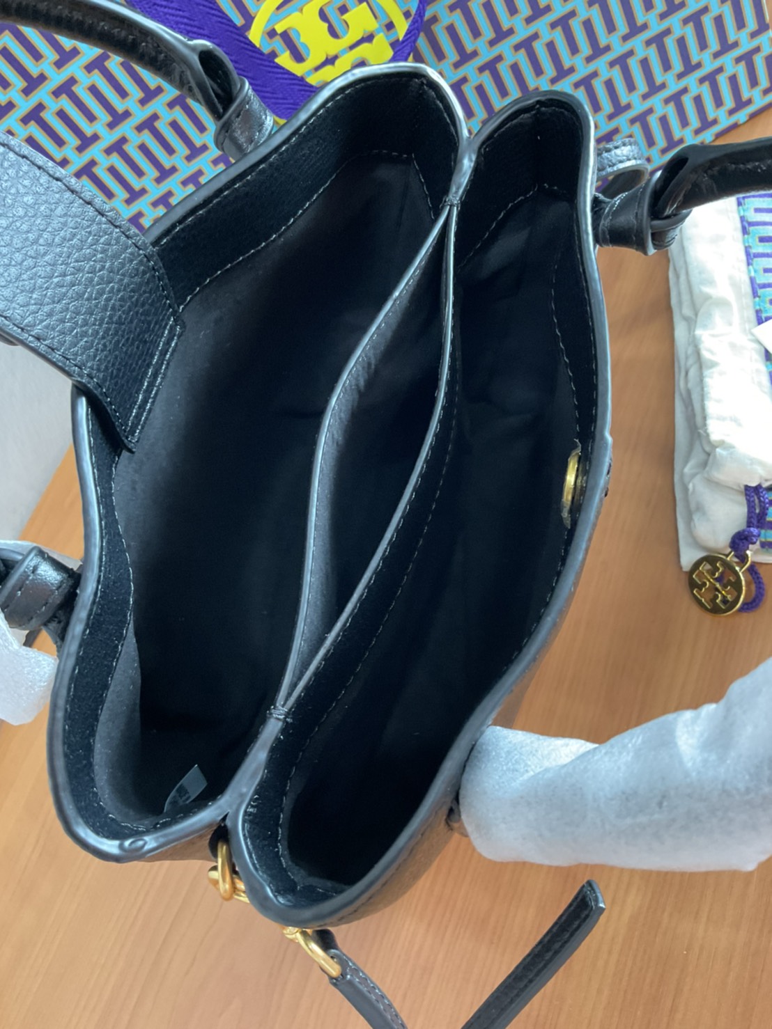 Tory Burch McGraw Mini Satchel กระเป๋าถือ/สะพาย Crossbody วัสดุหนังลูกวัวแท้ 100% ด้านหน้าประดับโลโก้หนัง ตัดเป็นรูปตัว T สัญลักษณ์แบรนด์ ตัวกระเป๋าเดินด้ายเล่นลายเพิ่มลูกเล่น เพื่อความเก๋!!