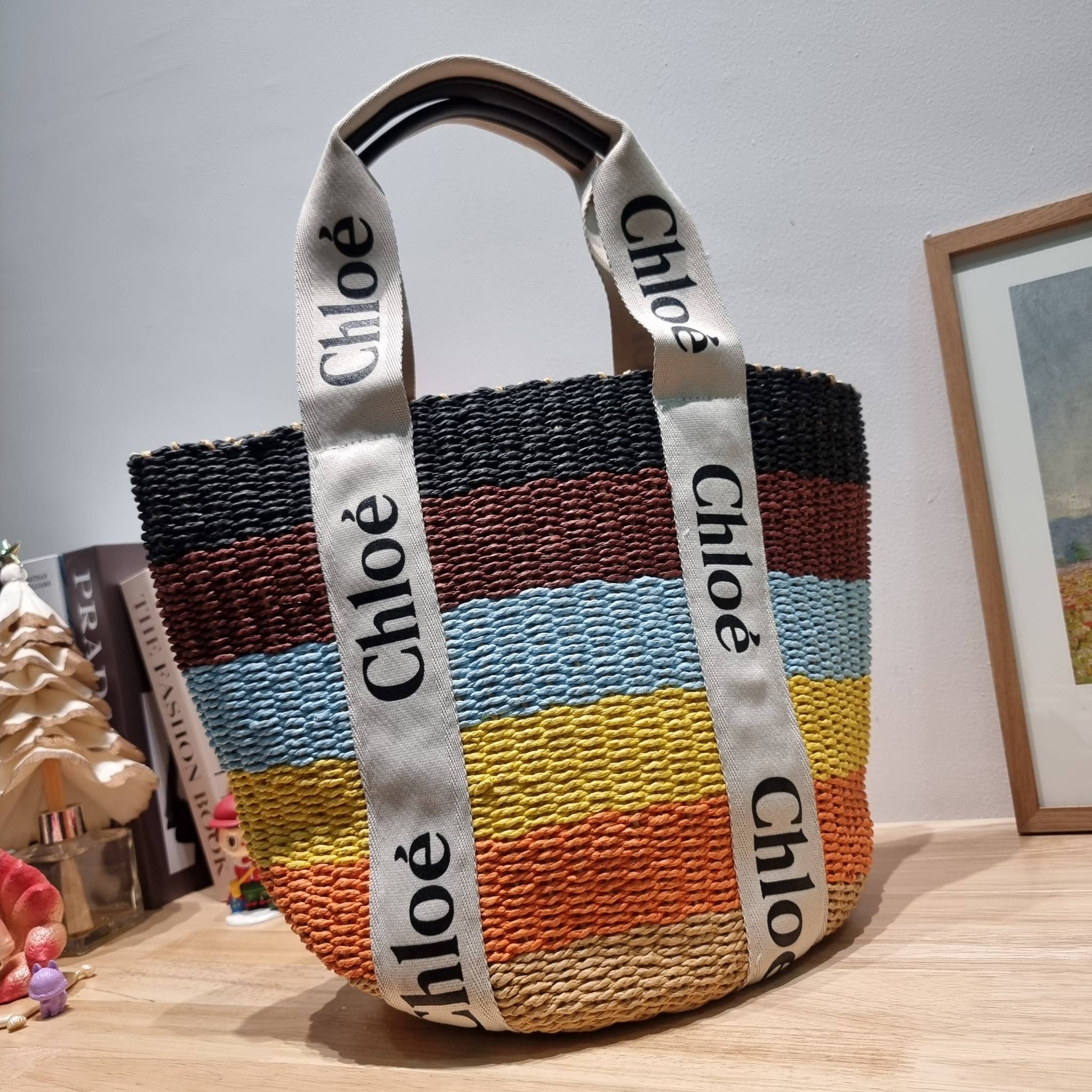 CHLOE LARGE WOODY BASKET Multicolor กระเป๋าสะพายสานทรงตะกร้า ยอดฮิตติดลมของแบรนด์ ด้วยวัสดุสังเคราห์จากธรรมชาติ สานทอเต็มใบออกมาเป็นลวดลายสวยงาม