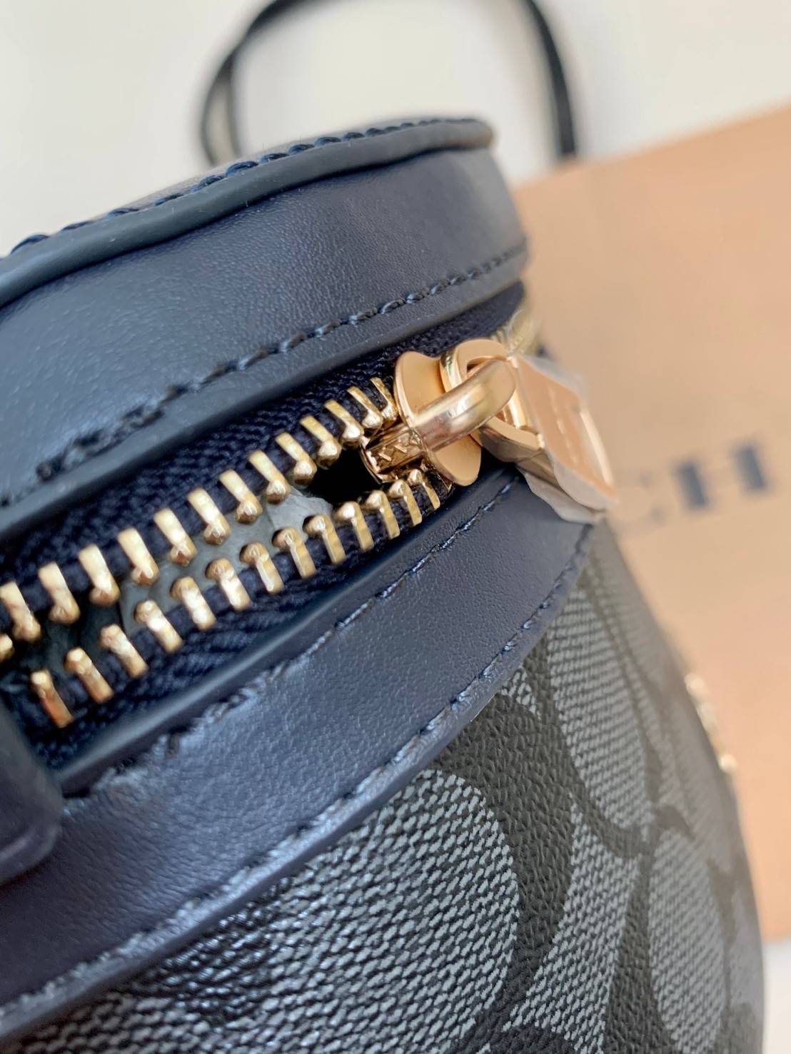 COACH BELT BAG ((39937)) กลับมาอีกครั้ง สวยเหมือนเดิมค่ะ😘 กระเป๋าคาดอก//คาดเอว หนังแท้นิ่ม สวยงามค่ะ ด้านหน้ามีช่องซิป ใส่กระเป๋าเงินใบกลางได้;มือถือได้ทุกรุ่น;พาสปอร์ตได้ค่ะ ด้านหลังมีช่องซิปให้อีกช่องใส่ของจุกจิก สายคาดเลื่อนปรับได้ฟรีไซด์ตามขนา