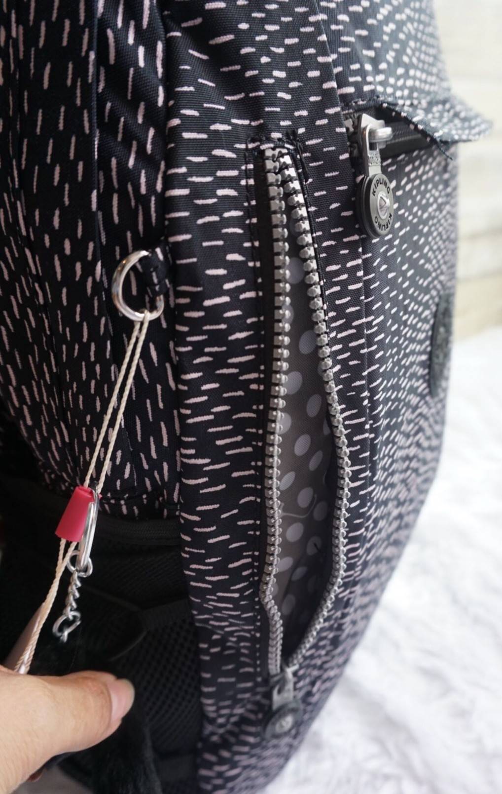 KIPLING BACKPACK K502 กระเป๋าเป้สะพายใบใหญ่ จุของได้เยอะมากๆ วัสดุ nylon + polyestor% กันน้ำ ด้านหน้ามี ช่องใส่ของจุกจิก ช่องซ้ายขวา ช่องหลักเปิดปิดด้วยซิป ภายในแบ่งเป็นสัดส่วย มีช่องแยกใส่ Laptop ใบขี้ขะได้เยอะ จะใช้ไปเรียน ไปนิมหรือท่องเที่ยวก็ตอยโจทย์ค