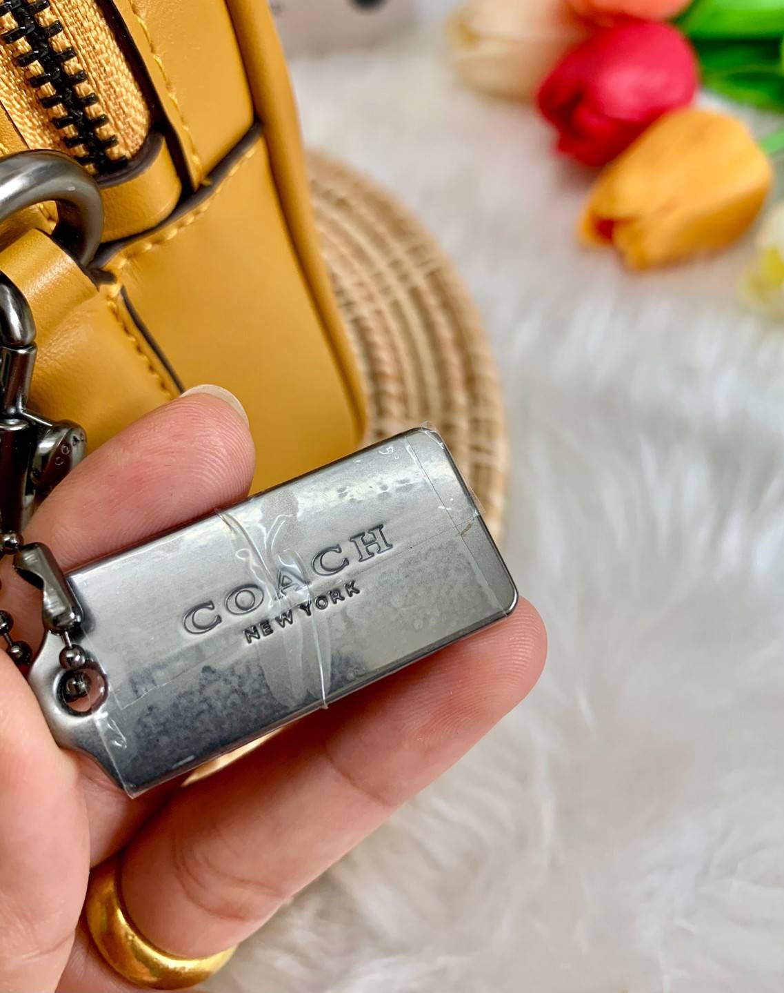 COACH C1569 JES CROSSBODY WITH LINEAR QUILTING ใหม่ล่าสุด!! กระเป๋าสะพายข้าง รุ่น 2 ซิป ใบใหญ่จุใจ ดีไซน์ใหม่ เพิ่มลูกเล่นให้ดูหรูหรายิ่งขึ้น วัสดุหนังสังเคราะห์บุเป็นลายเส้นสวยงาม เปิด-ปิดด้วยซิป 2 ช่องหลัก ใช้งานง่าย ทรงสวยมากๆรุ่นนี้ มาพร้อมสายสะพาย cr