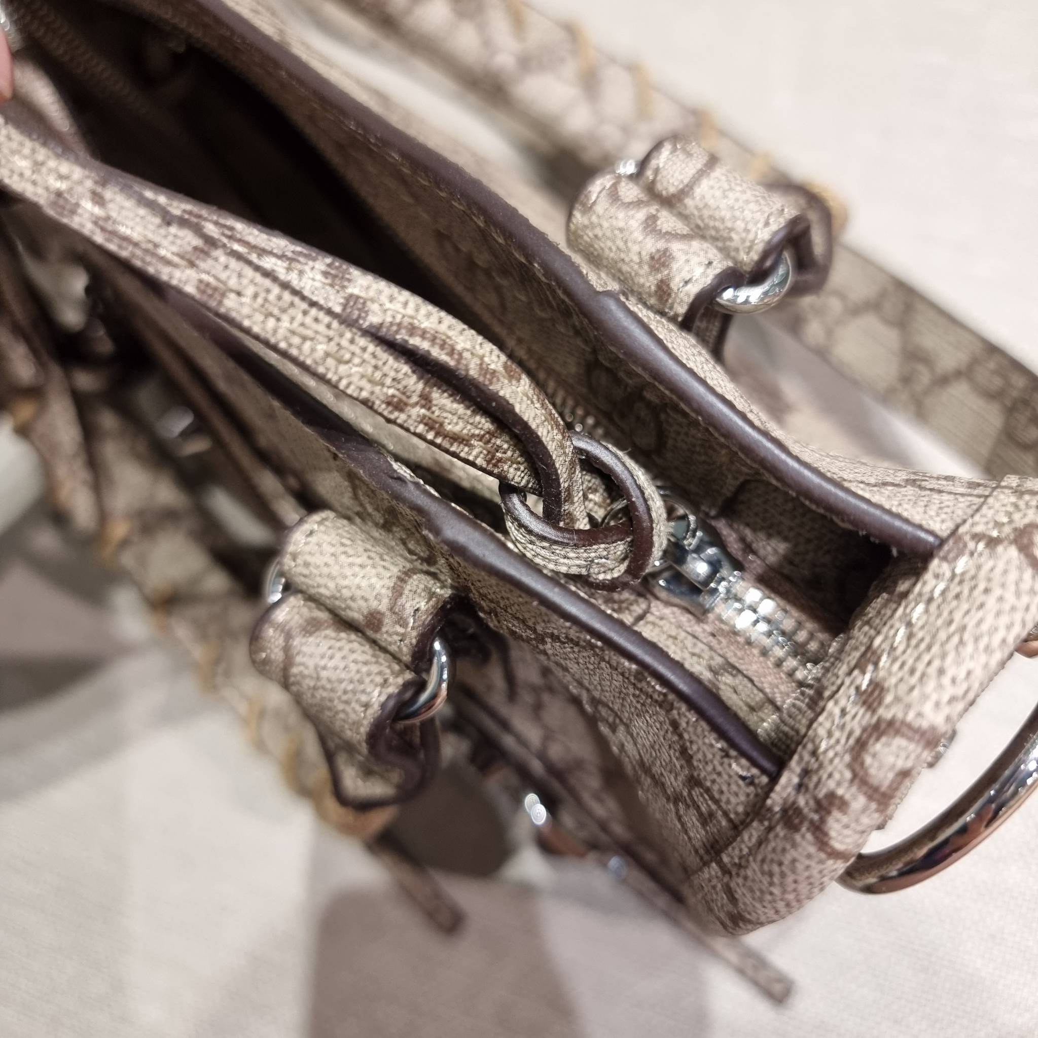 ไซส์ใหม่ กับรุ่นคอลแลบอีกหนึ่ง ที่ฮอตติดลมไม่เลิก!! Gucci×Balenciaga neo classic small bag กระเป๋าถือ/สะพายข้างที่โดดเด่นในสไตล์ที่ไม่ซ้ำ ไม่เกร่อ ดีไซน์มีกิมมิคและลูกเล่นแพรวพราว ทั้งหนังรูดซิป ทั้งหูจับ ทั้งความตกแต่ง มีดีเทลอัพราคาไปหมด วัสดุหนังแคนวาส