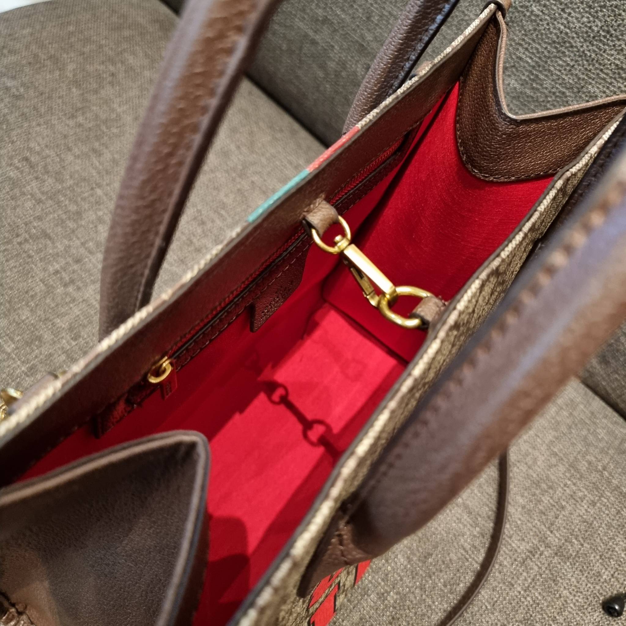 GUCCI Tiger GG small tote ใบใหญ่ ร้อนแรงไฟลุก!! ต้อนรับปีเสืออย่างเป็นทางการ จัดให้แบบเลิศๆ กับกระเป๋าทรงโท้ท วีไอพีพรีเมี่ยมกิ๊ฟ ไซส์ใหญ่ โดดเด่นด้วยจัมโบ้ฟอนท์ สวยเอกลักษณ์ วัสดุหนังแคนวาส ภายในโล่งกว้างมาก ใส่ของแบบแน่นๆ จุๆไปได้เลย หมดห่วง!! และยังมีส