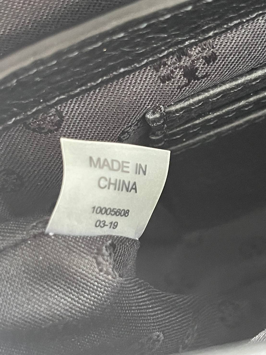 Tory Burch mini Amanda Leather crossbody bag กระเป๋าสะพายทรงครอสบอดี้ ที่ดูเรียบง่ายแต่ยังคงเสน่ห์ความเป็นTory ด้วยโลโก้ที่เป็นซิกเนเจอร์ มีฟังก์ชั่นการใช้งานที่ง่าย และคล่องตัว ทำให้สะดวกใช้งานได้ทุกที่ทุกเวลา สุดคลาสสิกและดูแพงด้วยโลโก้ด้านหน้าอะไหล่สีท