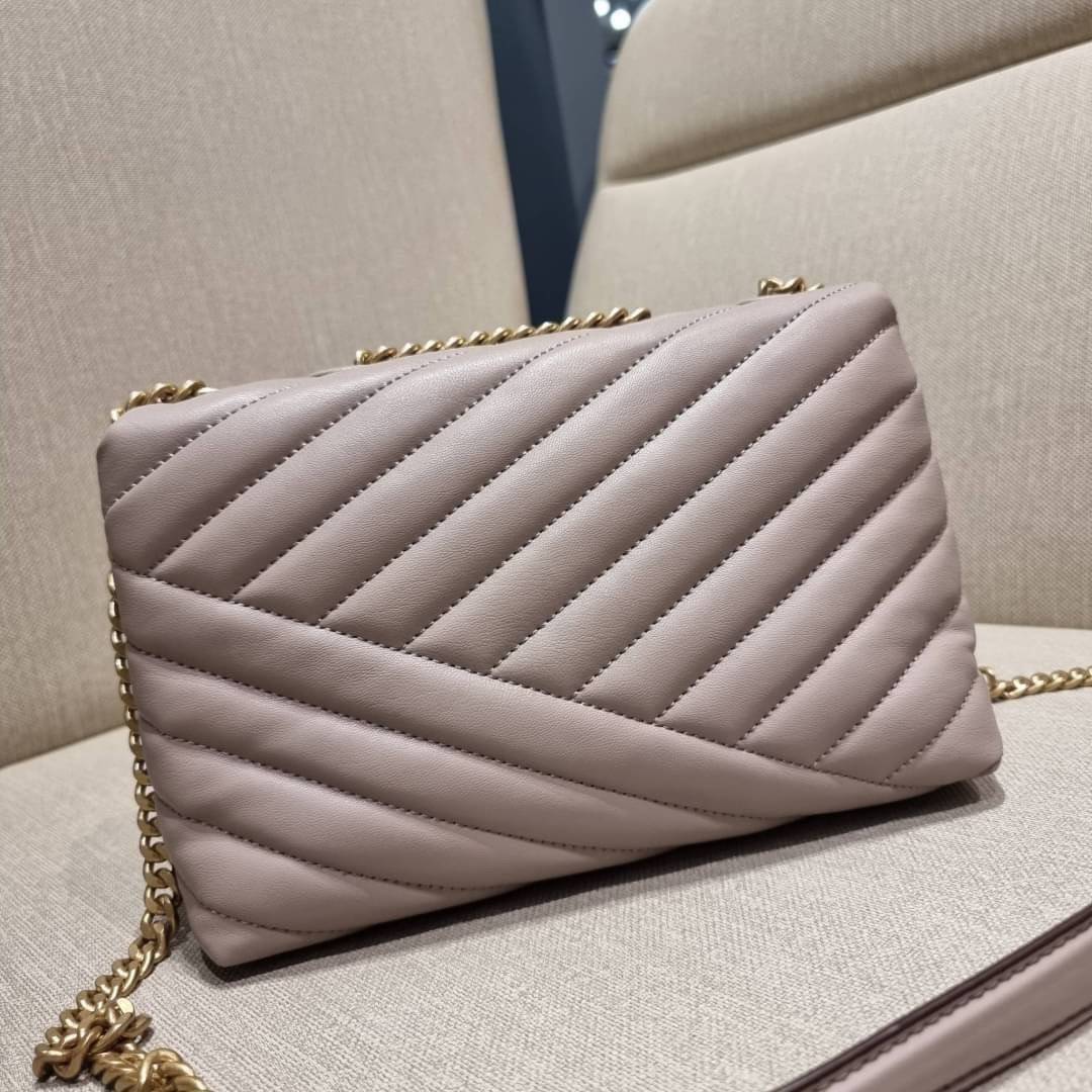 TORY BURCH KIRA CHEVRON CONVERTIBLE SHOULDER BAG (SMALL / MEDIUM) กระเป๋าสะพายรุ่นยอดฮิต ไซส์คลาสสิค ที่ใช้ยังไงก็ดูหรู ดีไซน์เฉพาะตัว วัสดุหนังแกะ สัมผัสนิ่ม เปิด-ปิดด้วยกระดุมแม่เหล็ก ภายในเป็นช่องโล่ง ใส่กระเป๋าสตางค์ มือถือ เครื่องสำอางค์ พาวเวอร์แบงค