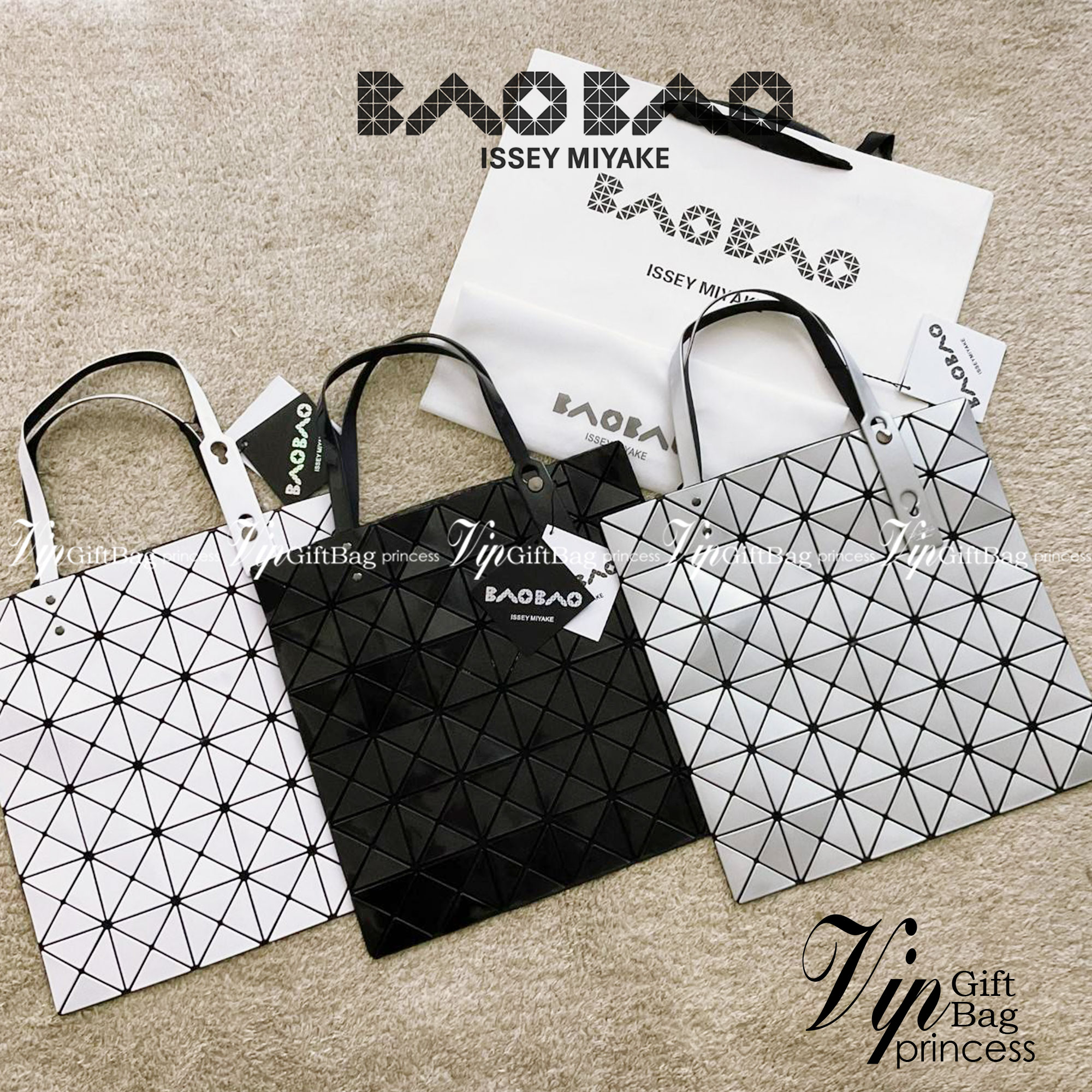 BAO BAO ISSEY MIYAKE TOTE BAG (6x6) กระเป๋าสะพายไหล่ ใบใหญ่ ทรงโท้ท จุดเด่นคือ ปรับได้หลายทรงตามเอกลักษณ์เฉพาะของแบรนด์นี้ ด้านในใส่ของได้เยอะมาก ใส่ไอแพด สมุดโน้ตได้สบายเลย พร้อมช่องซิปใส่ของให้อีกหนึ่งช่อง วัยทำงานหรือวัยนักศึกษา อย่างน้อยต้องมีแบรนด์นี
