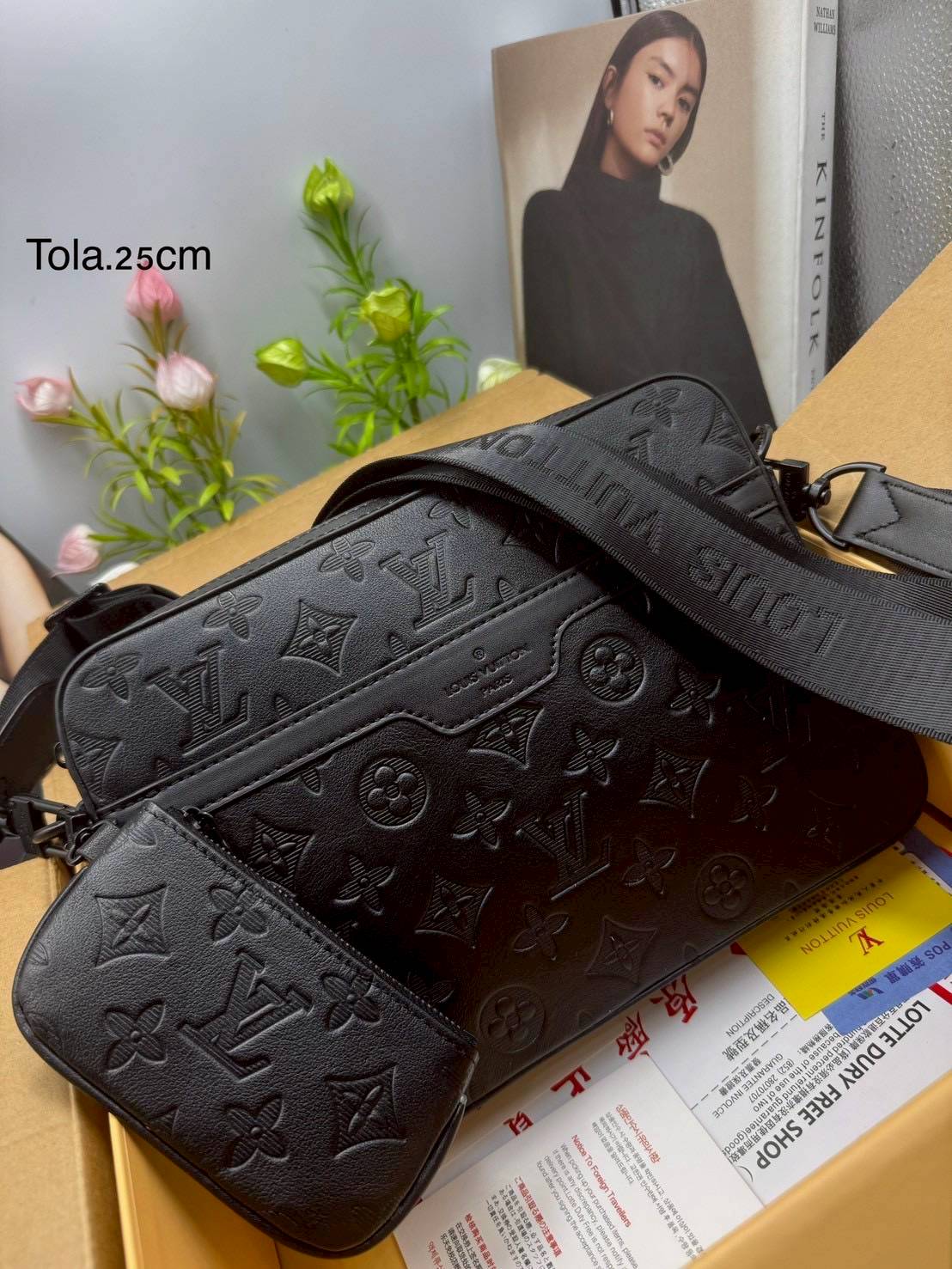 LV Trio Messenger bag Monogram-embossed กระเป๋าสะพายทรงแมสเซ็นเจอร์ ดีไซน์ทันสมัยในโทนสีสปอร์ต สีดำสุดคลาสสิกไฮคลาสอย่างลง ไอเท็มที่หนุ่มๆต้องไม่พลาด