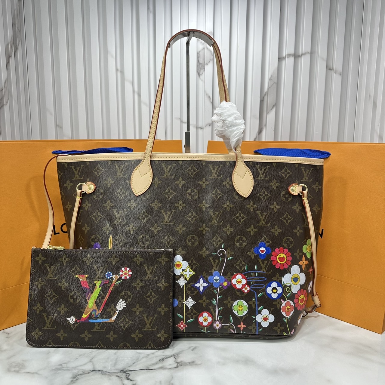 LV x TM Neverfull MM Monogram Flower กระเป๋าสะพายทรงโท้ท คอลเลกชันสุดพิเศษ สวยคลาสสิกมีชีวิตชีวาด้วยโมโนแกรมดอกไม้หลากสี ปรับดีไซน์ให้ดูสนุกสนาน รุ่นลิมิเต็ดผลิตตามเทศกาลมีจำกัด