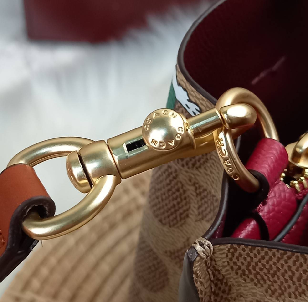 ไม่หลงรัก ทำไงไหว!! COACH MOLLIE TOTE 25 IN SIGNATURE CANVAS WITH SNOOPY (COACH C4250) กระเป๋าถือ กระเป๋าสะพาย รุ่นฮิต พิมพ์ลาย น่ารักเกินเบอร์ได้อีก// ขนาดเหมาะมือ มีสายสะพายยาว ถอดและปรับระดับได้ //วัสดุแคนวาส ผสมหนังแท้ ขึ้นทรงสวย ลาย SIGNATURE ด้านในโ