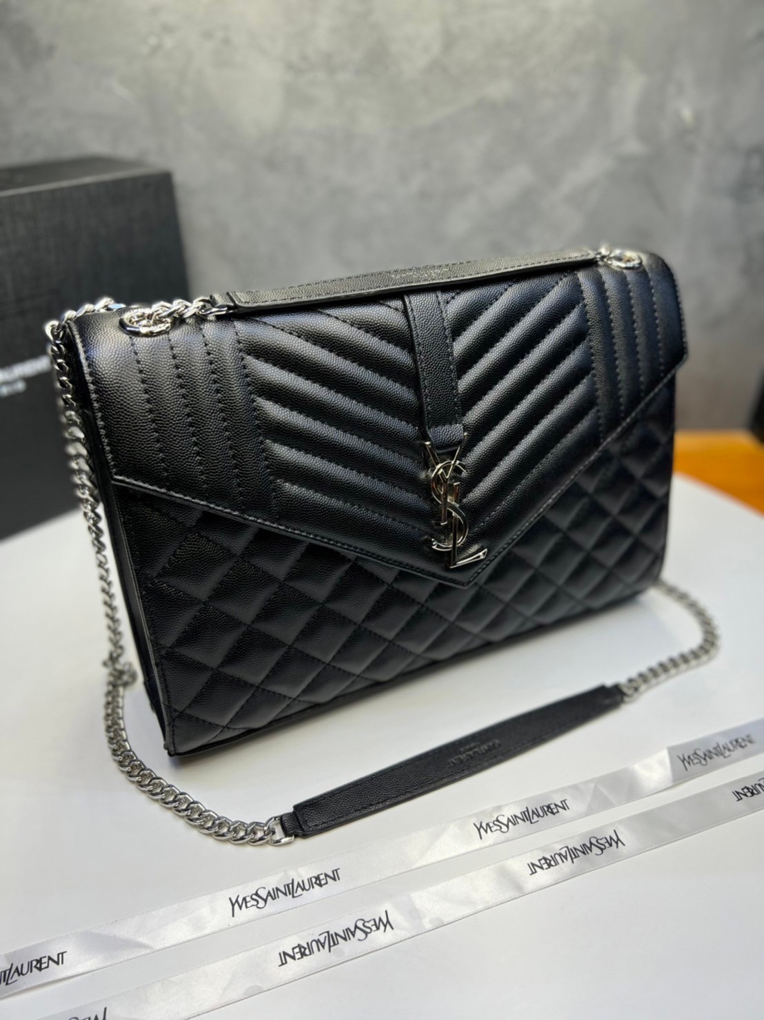 หนังแท้ YSL Saint Laurent Large Cassandra quilted shoulder bag กระเป๋าสะพายใบใหญ่ ดีไซน์ทรงสวยหรู ตอบโจทย์ได้ทุกสไตล์ ภาพสินค้าถ่ายจากงานขายจริง ใช้งานต่างประเทศได้