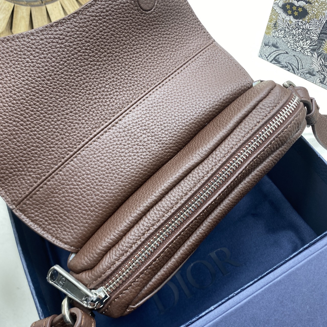 ORI หนังแท้ | DIOR Mini Saddle Bag Icons Leather black กระเป๋าสะพาย คาดอก เปิดตัวครั้งแรกในงานแฟชั่นโชว์ Summer 2025 ดีไซน์สุดไอคอนิกมาตีความใหม่ด้วยรูปทรงที่ทันสมัย หนังแท้ Icons