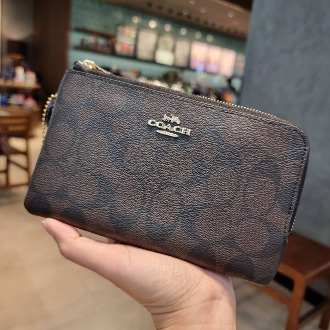COACH F87591 DOUBLE CORNER ZIP WALLET IN SIGNATURE COATED CANVAS คล้องมือรุ่น 2 ซิป!! มาแล้วจ้า 🌟🤗 ไซส์นี้คือเหมาะมือจริงๆ พกง่ายเช่นเคย ไม่ต้องกังวลว่าจะเกะกะหรือกินพื้นที่กระเป๋าหลัก วัสดุหนังแคนวาสเคลือบลาย มีช่องหลักแยก 2 ช่อง ภายในบุผ
