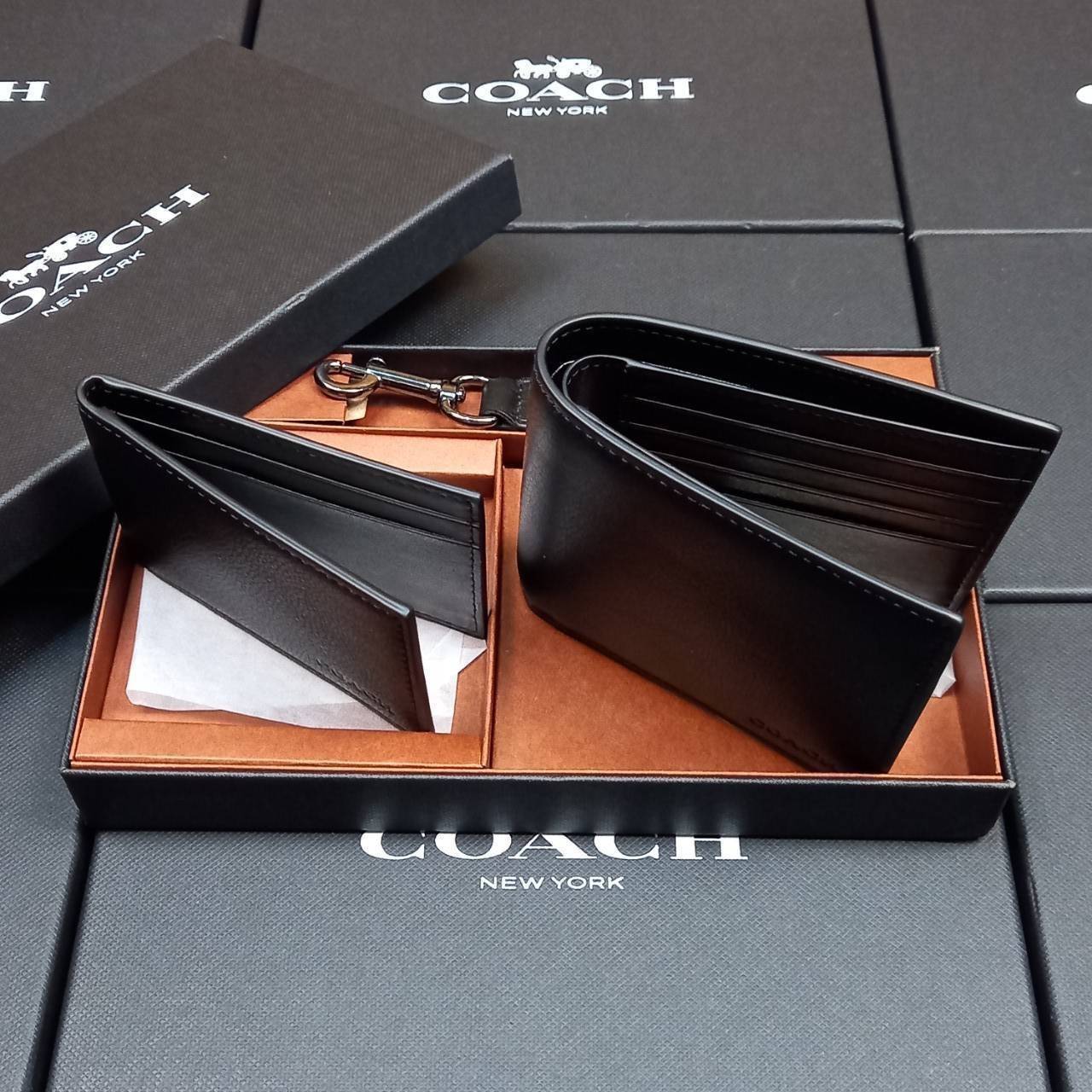 COACH COMPACT ID WALLET IN SPORT CALF LEATHER WITH KEY FOB LIMITED BOX(COACH F74991)🍁BOX SET กระเป๋าสตางค์ใบสั้น มาพร้อมใบลูกแบบแพ๊คคู่+และพวงกุญแจ//วัสดุหนังแท้ หนังนิ่ม เนื้อสัมผัสคือดีมากๆ ยิ่งจับ ยิ่งดูดี มาดเข้มบาดลึกลงตัวมาก ดูมีเสน่ห์น่าค้น