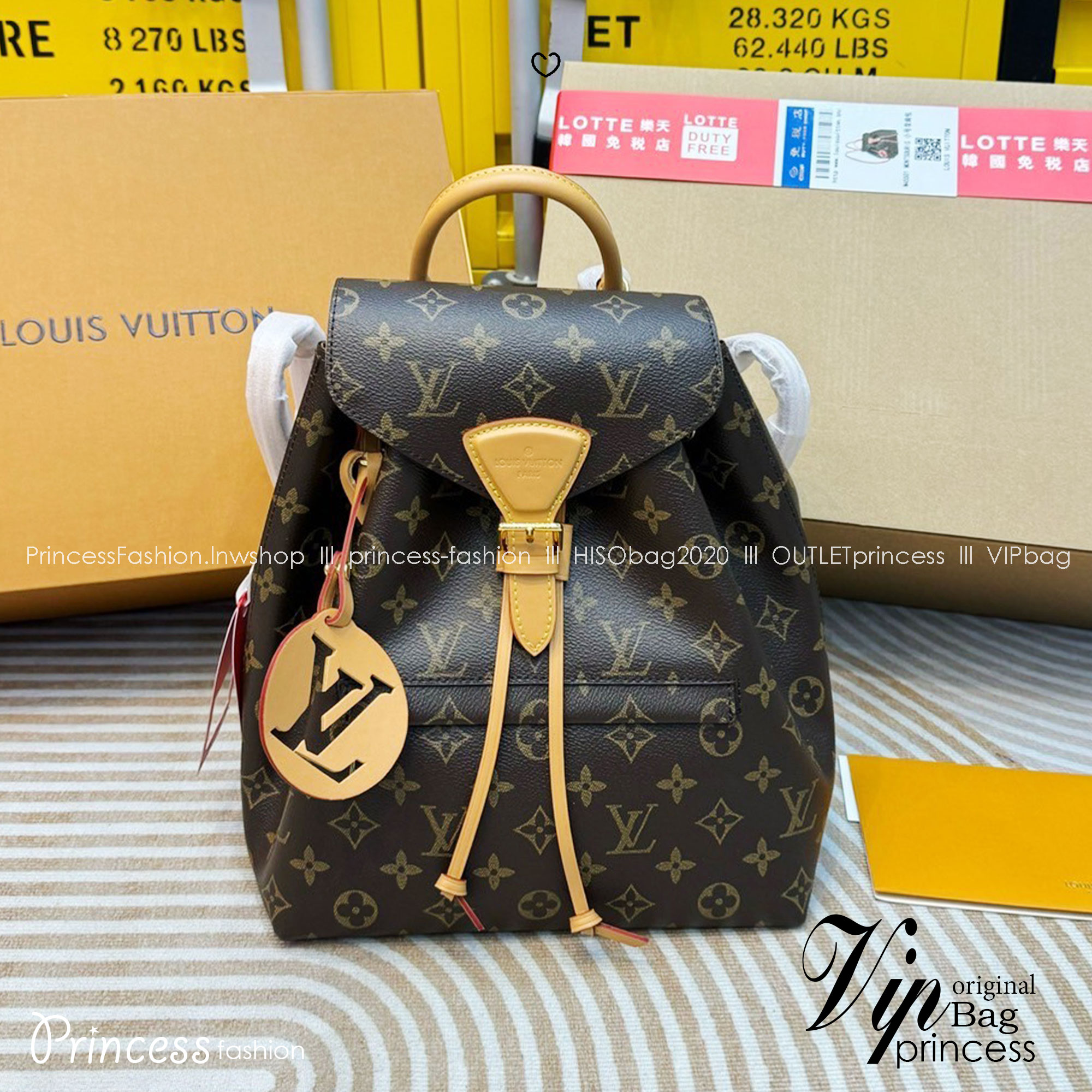 LV Montsouris PM Backpack กระเป๋าเป้ดีไซน์เรียบหรูเป็นเอกลักษณ์ จะถือหรือสะพายข้างก็สวยติดแกลม ขนาดกำลังสวยน่าใช้ตอบโจทย์แน่นอน