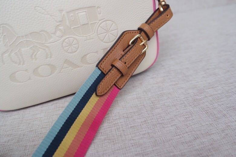 Coach Leather Jes Crossbody in Colorblock ((72704)) กระเป๋าสะพายข้าง//ครอสบอดี้ร์ วัสดุหนังแท้ หนังนิ่มสวยงาม มากๆค่ะ ด้านหน้ามีโลโก้แบรนด์เด่นชัดสะดุดตา ช่องหลักแบ่งเป็น2ซิป แต่ละช่องกว้าง ใส่กระเป๋าเงินใบยาวได้ ของอื่นๆได้จุค่ะ มีช่องเล็กให้ใส่ของจุกจิก