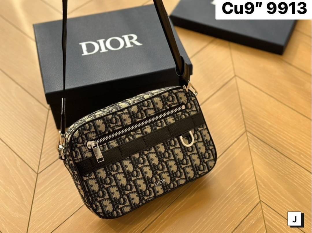 DIOR Safari bag with shoulder strap กระเป๋าสะพายทรงแมสเซ็นเจอร์ สวยหรูเป็นเอกลักษณ์ สุดฮอตที่ดีไซน์รูปแบบขนาดใบกำลังดี ไอเท็มใหม่ที่สามารถใช้ได้ everyday รีบจัดก่อนใครได้เลย!