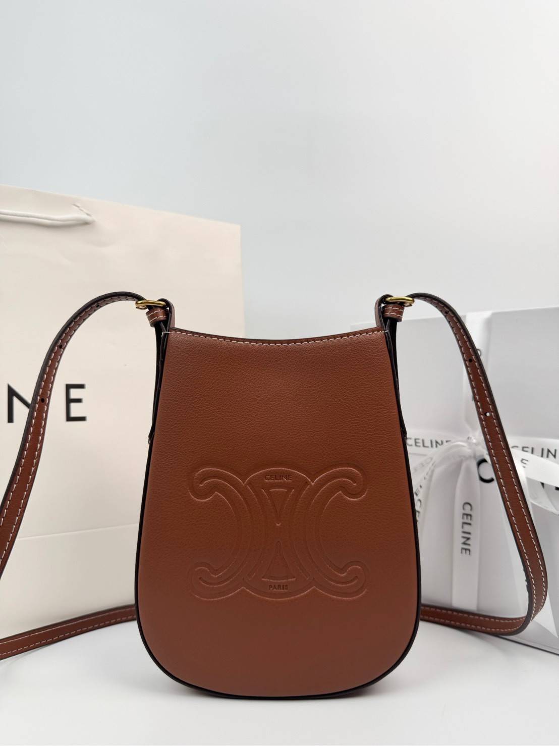 ORI หนังแท้ | CELINE PHONE POUCH HELOISE IN SUPPLE กระเป๋าใส่โทรศัพท์ เรียบหรู ด้วยลวดลาย Triompe ที่แสดงถึงความเป็นเอกลักษณ์ของแบรนด์