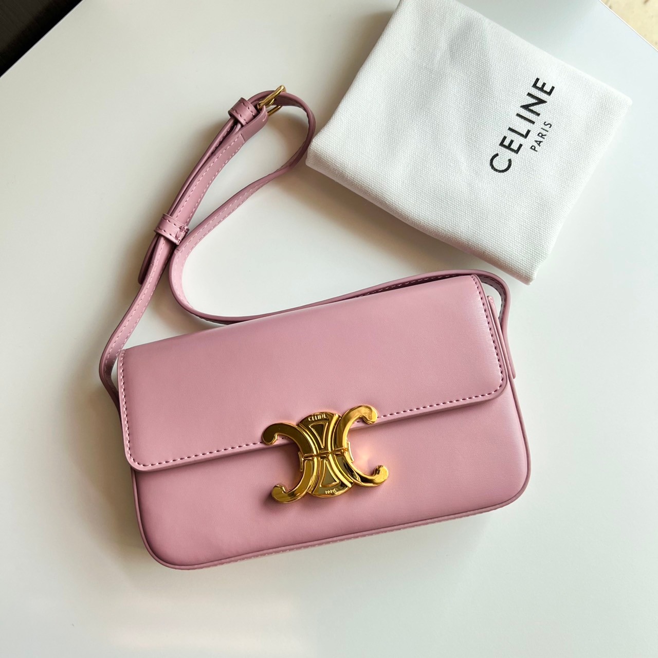 พร้อมส่งที่ไทยแล้วกับ CELINE TRIOMPHE SHOULDER BAG งานหนังเรียบสวยมาก กับสีโทนหวานๆ สาวๆ สายคิ้วห้ามพลาดเลยน้าาา ลวดลายสวยหรู ด้านในเปิดด้วยด้วยที่บีบโลโก้อะไหล่ทอง จุของได้กำลังดี ใส่โทรศัพท์ กระเป๋าสตางค์ใบสั้น ของจุกจิกได้ เหมาะกับสาวๆในวันที่อยากครอสบ