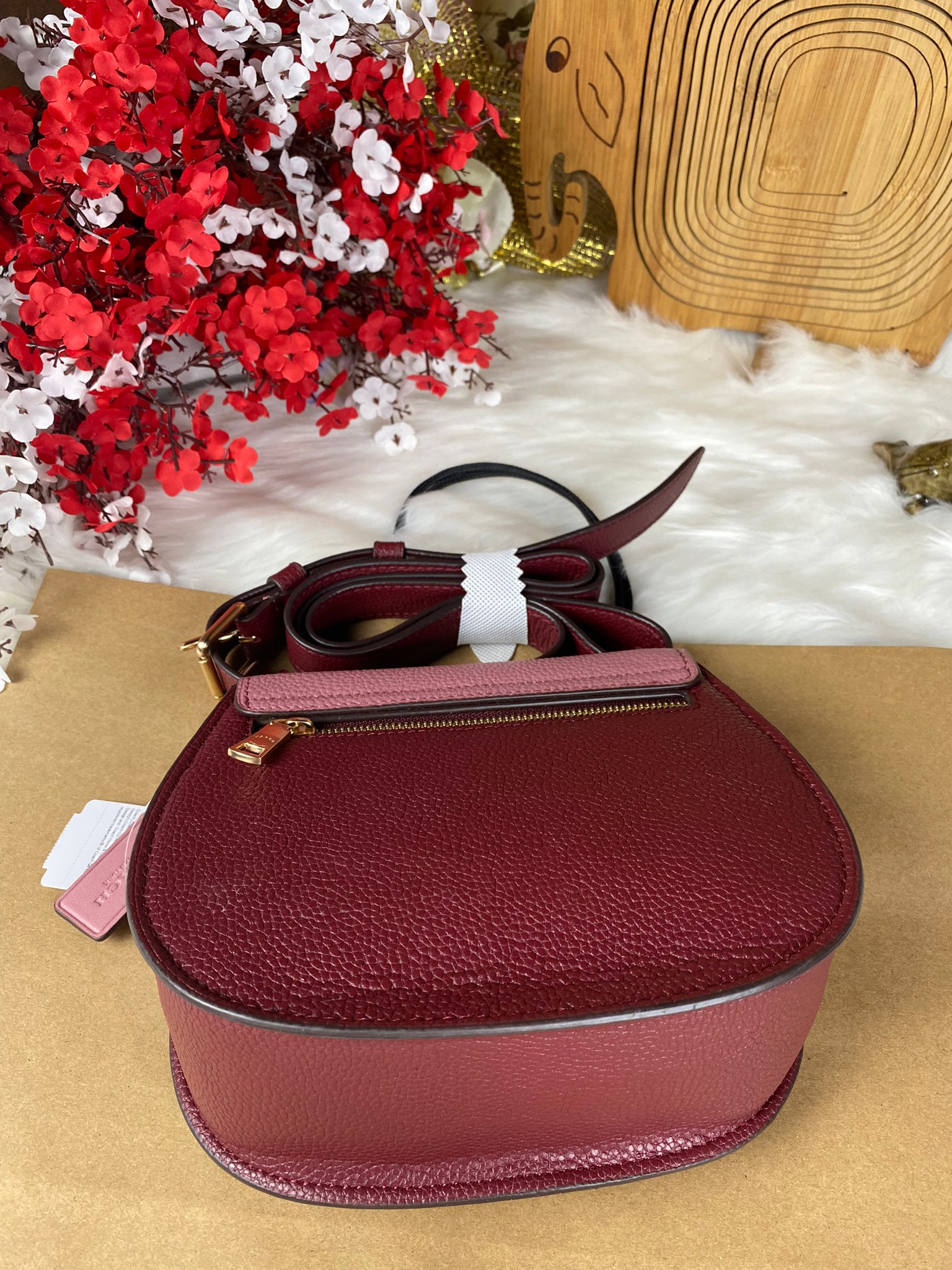 OUTLET 】COACH REMI SADDLE BAG IN COLORBLOCK ((1330)) รุ่นแนะนำ คลาสสิคน่าใช้มากๆ วัยใสๆใช้ดีค่ะ 😘 พร้อมส่งที่ไทยอีกครั้ง! กระเป๋าสะพายข้าง//ครอสบอดี้ร์//หรือทบเป็นสายคู่สะพายไหล่ได้ค่ะ แล้วแต่ชอบเลยค่ะ! วัสดุหนังแท้ ลายหนังสวยมากๆค่ะรุ่นนี้ หลงรัก