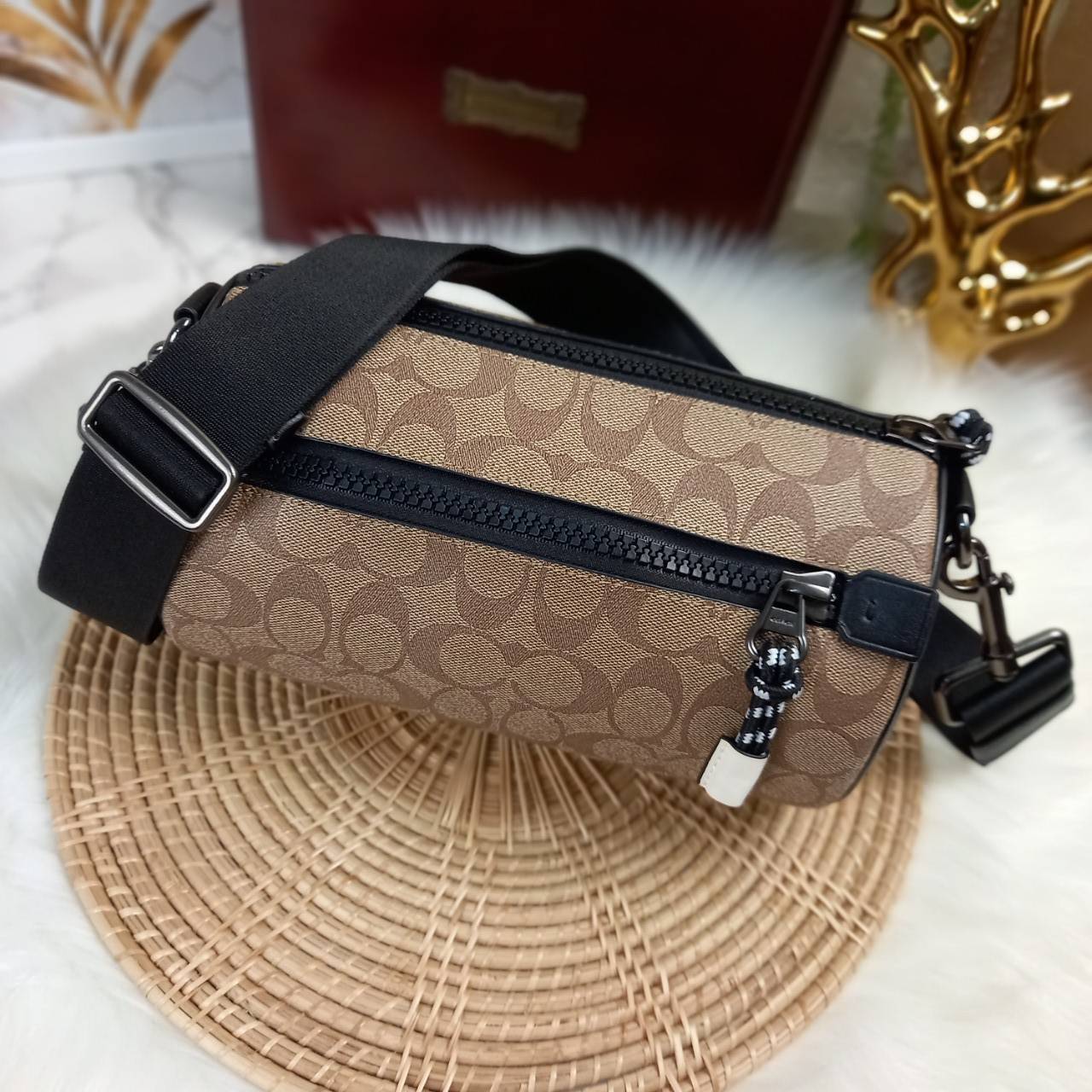 COACH BARREL SIGNATURE CANVAS CROSSBODY (C2957) กระเป๋าสะพาย ทรงเก๋ ขนาดกำลังดี ที่บอกได้คำเดียวว่า เท่ไม่หยอก!! คือดีย์มาก!!// วัสดุแคนวาส ผสมหนังแท้ ลาย SIGNATURE รูปทรงกระบอก// เปิด-ปิด ด้วยซิบ ด้านในโล่งกว้าง เก็บของได้เยอะ// มาพร้อมสายสะพาย สายสปอร์ต