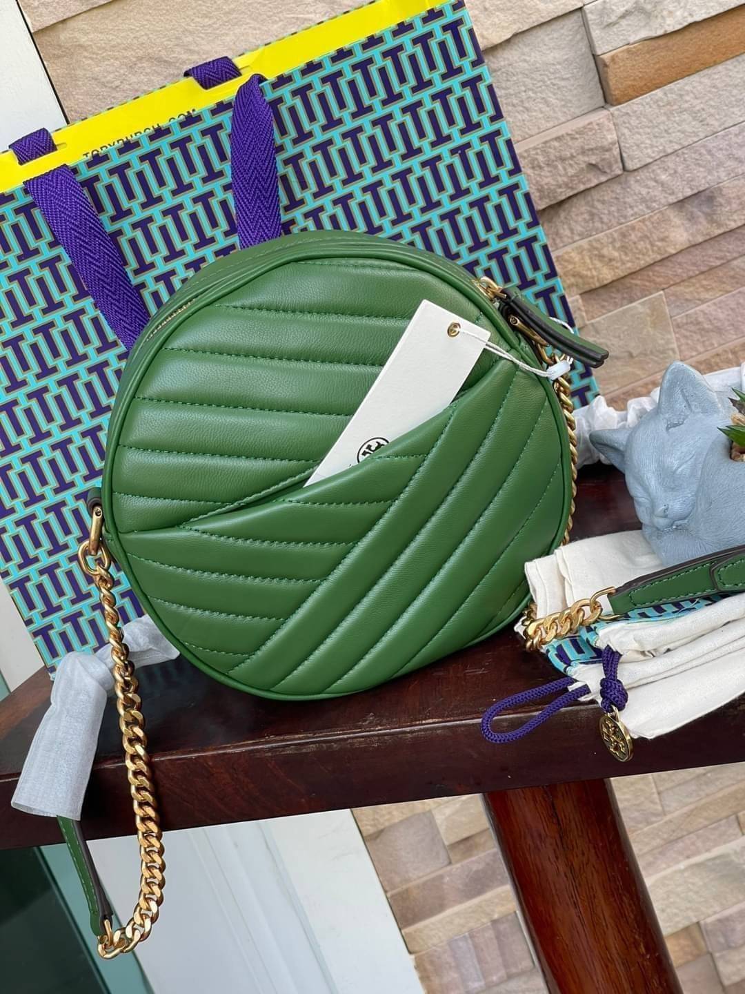 Tory burch Kira Cheron Circle Crossbody กระเป๋าสะพายคาดลำตัวรุ่นนี้โดดเด่นด้วยรูปทรงกลมสุดชิค ขนาดกะทัดรัด พร้อมด้วยหนังกระเป๋าที่ทำจากหนังแท้คุณภาพดี เพราะ Kira Chevron เป็นรุ่นที่ตอบโจทย์และครองใจสาว ๆ ได้อย่างแท้จริง เนื่องจากมีดีไซน์เรียบหรู โดยทางแบร