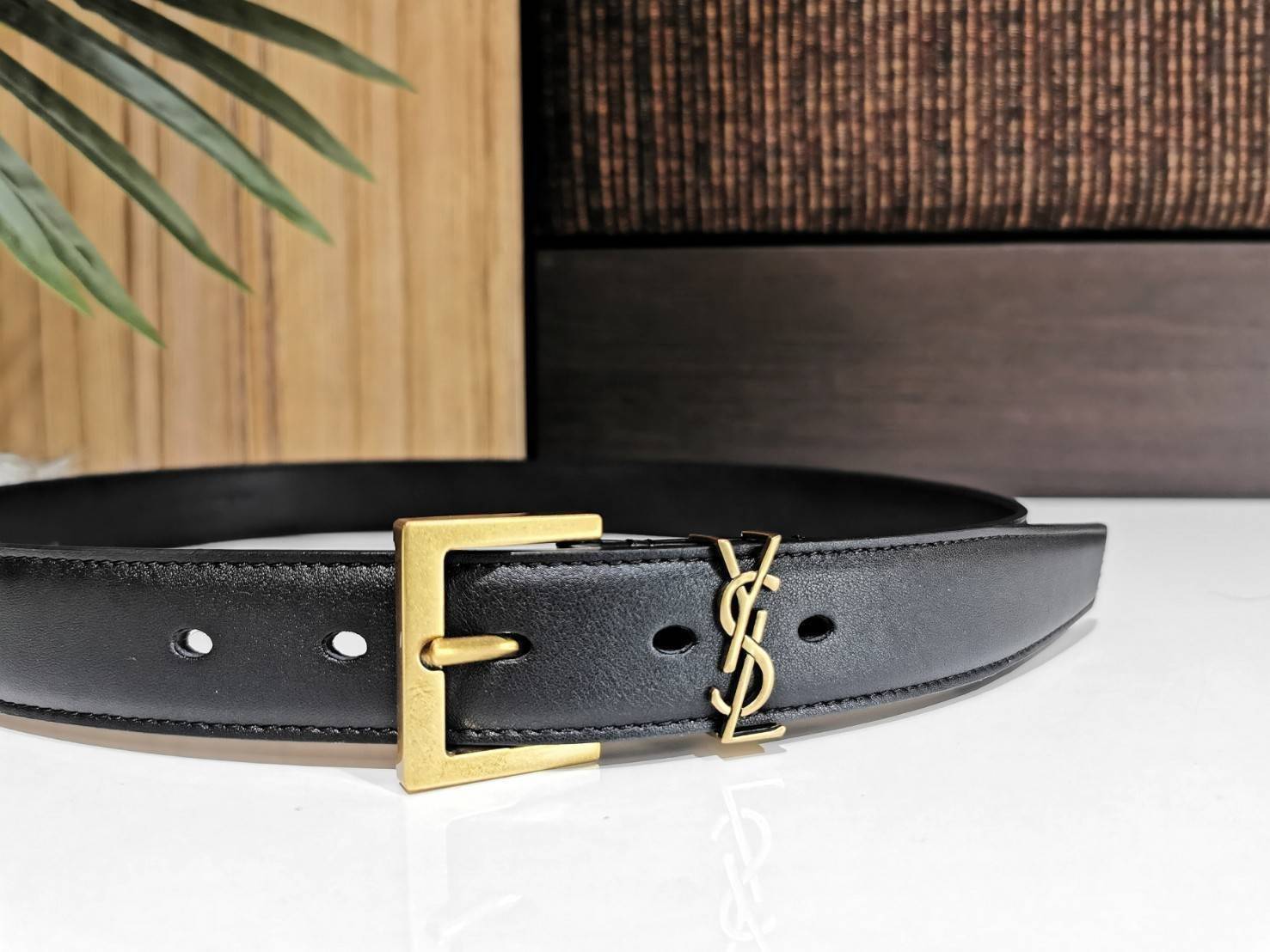 พรีเมี่ยมกิ๊ฟแท้ 100% 】YSL YVES SAINT LAURENT 3D LOGO Leather Belt VIP Gift With Purchase (GWP) เข็มขัดหนังแท้ดีไซน์สวยสุดคลาสสิคพรีเมี่ยมกิ๊ฟ Limited Edition จาก YSL YVES SAINT LAURENT DutyFree โดดเด่นที่หัวเข็มขัด3Dโลโก้แบรนด์สีทองสายเข็มขัดหนังแท้
