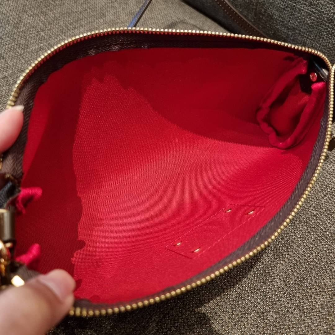 LV CROSSBODY CLUTCH BAG WITH CHAIN / LV Eva Clutch Crossbody Bag กระเป๋าสะพายวีไอพีพรีเมี่ยม วัสดุหนังแคนวาสคุณภาพ โลโก้เพลทอะไหล่ทอง คมชัด หรูหรา เปิด-ปิดกระเป๋าด้วยซิป ภายในเป็นช่องโล่ง ใส่ของใช้สำคัญได้สบายๆ มือถือ พาวเวอร์แบงค์ เครื่องสำอางค์ ของจุกจิ