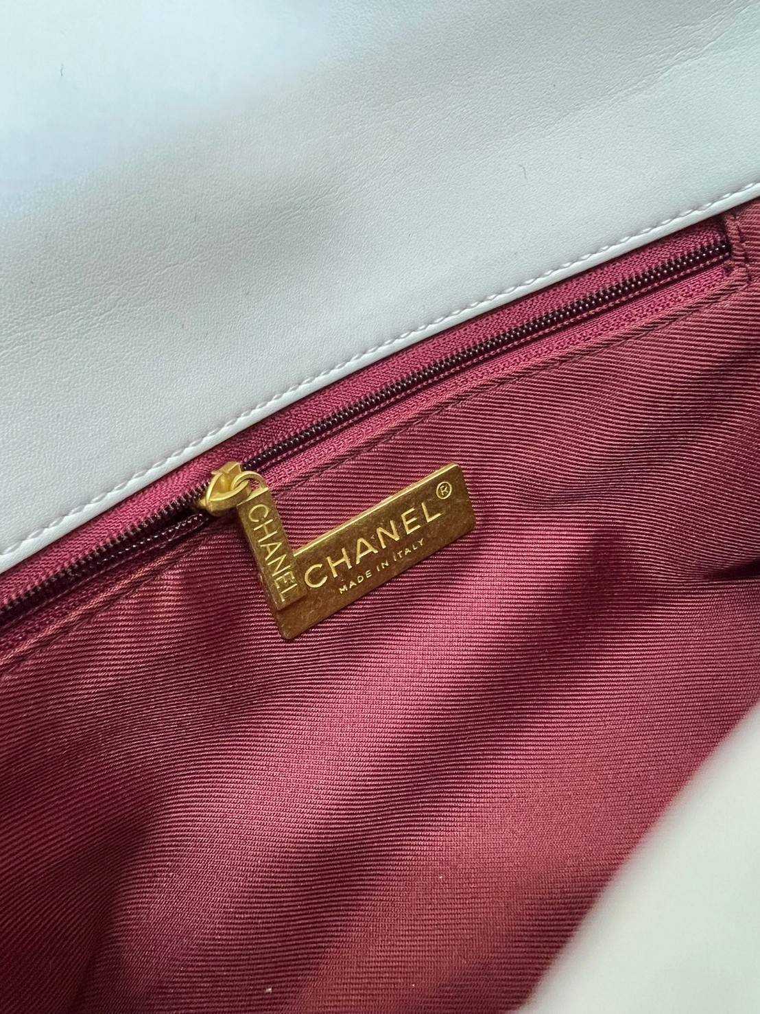 CHANEL 19 FLAP BAG / CHANEL LEATHER SHOULD BAG จำนวนจำกัด_หนึ่งในรุ่นที่สาวๆต้องมีค่า 🌟พร้อมส่ง ที่สุดของความคลาสสิค ห้ามพลาด ก่อนหมดค่ะ! กับกระเป๋าที่สามารถหิ้วได้