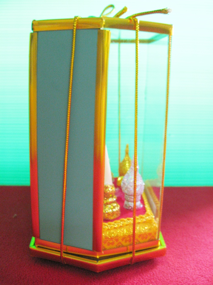 องค์พระแก้วมรกตพร้อมฐานบูชาค่ะ