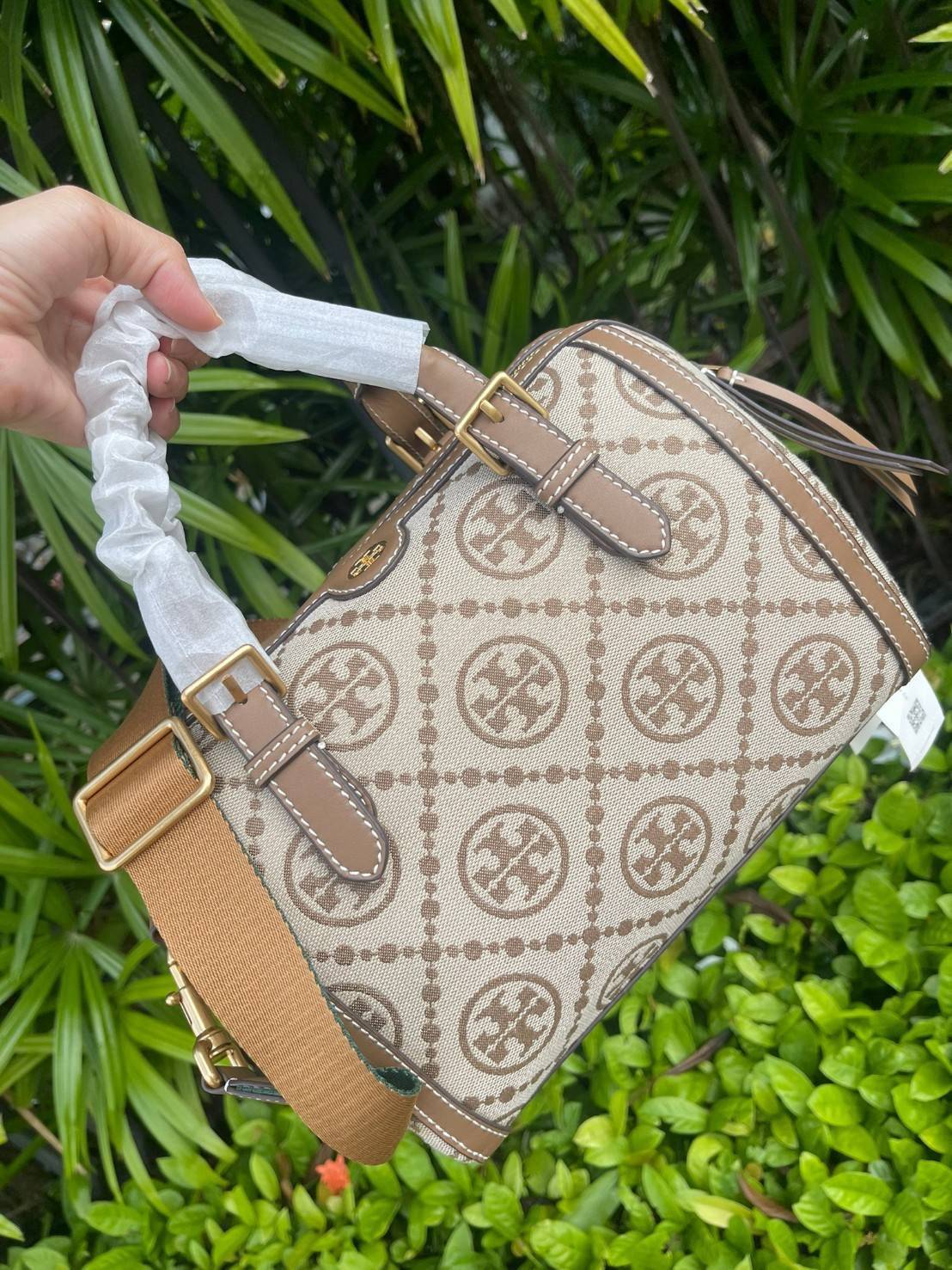 Large: Tory burch T Monograme Jacquaed Duffle เป็นทรงกระเป๋าที่มีความฮอตฮิตตลอดกาล ด้วยรูปทรงคลาสสิคและเหมาะใช้งานเข้ากับทุกสถานการณ์ ไม่ว่าจะเป็นกระเป๋าสะพายไหล่ เพิ่มความคล่องตัวและเข้าได้กับทุกลุค ไม่ว่าจะเป็นวันสบายๆ หรือวันที่ต้องออกไปทำกิจกรรมลุยๆ ห