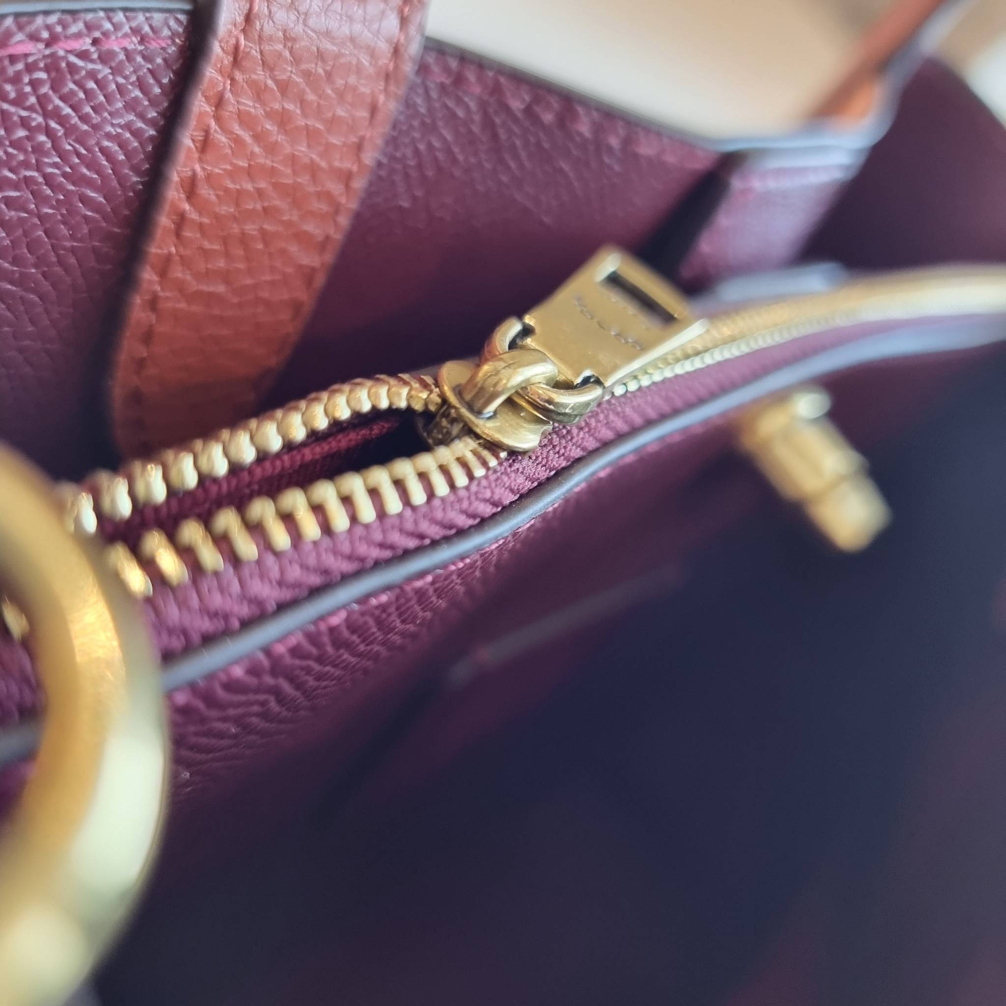 COACH C8561 C8869 WILLOW TOTE 24 IN COLOR BLOCK น้องสาวลุคลูกคุณมาแล้วจ้า กระเป๋าถือ/สะพาย ดีไซน์คัลเลอร์บล็อค ลงตัว เรียบหรู ใบจริงคือผู้ดี๊ผู้ดี ใช่ได้ทุกๆโอกาส วัสดุหนัง pepble อยู่ทรง เปิดปิดด้วยตัวบิดล็อค และอีกฝั่งเป็นกระดุมแม่เหล็ก ภายในโล่งกว้าง ใ