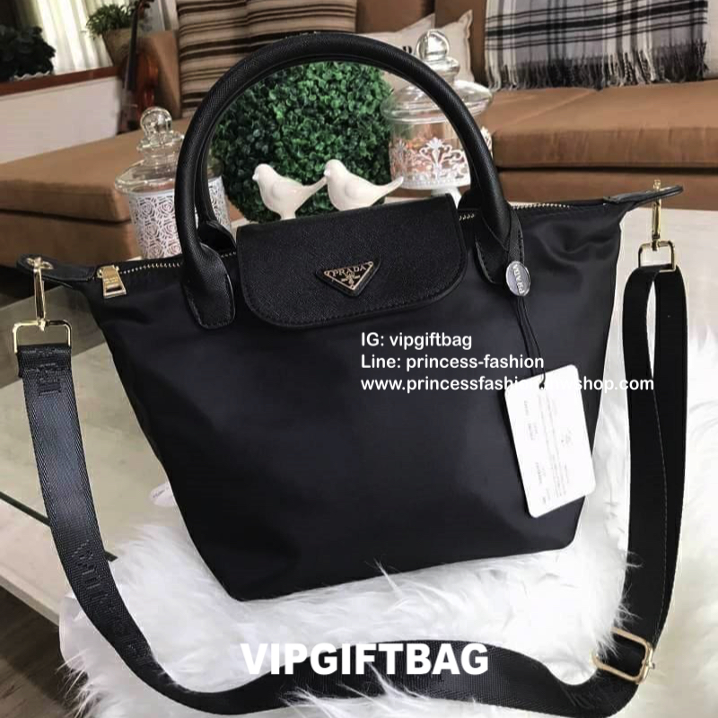 PRADA NYLON BAG WITH ZIP VIP GIFT WITH PURCHASE กระเป๋าถือหรือสะพายสไตล์ Longchamp GWP พรีเมี่ยมกิ้ฟจากเคาน์เตอร์แบรนด์ Limited edition วัสดุ Nylon เนื้อหนาคุณภาพดีตามแบบฉบับแบรนด์ด้านหน้าประดับโลโก้หรู เปิดปิดด้วยฝาปิดและซิป ภายใน Polyester 100% มีโลโก้ 