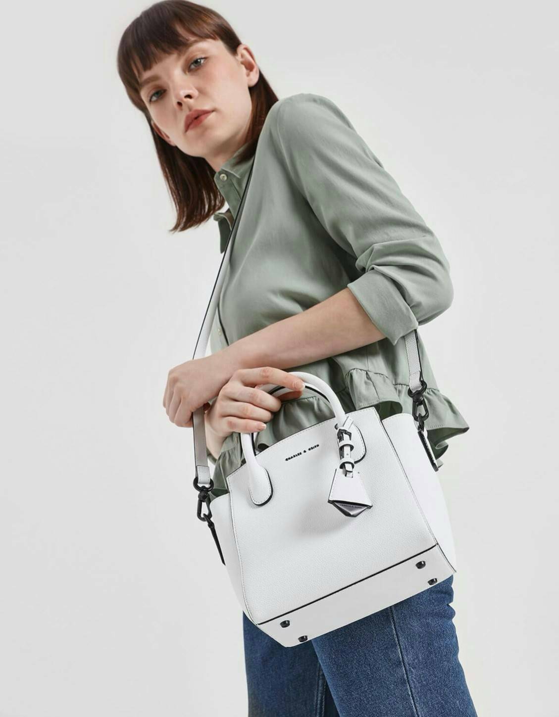 CHARLES & KEITH รุ่น CLASSIC DOUBLE TOP HANDLE BAG CK2-30270225-5 ราคาปกติช้อป (฿2,990.00) กระเป๋าถือ- สะพาย หนังสวยอยู่ทรง สไตล์คลาสสิค เรียบหรู ดูดี ทรงนี้ฮิตตลอดกาล เป็นรุ่นที่ขายดีสุดๆ ไม่มีตกเทรน ด้านหน้าติดโลโก้แบรนด์ อะไหล่ปั้มแบรนด์ มีหมุดรองฐานทั