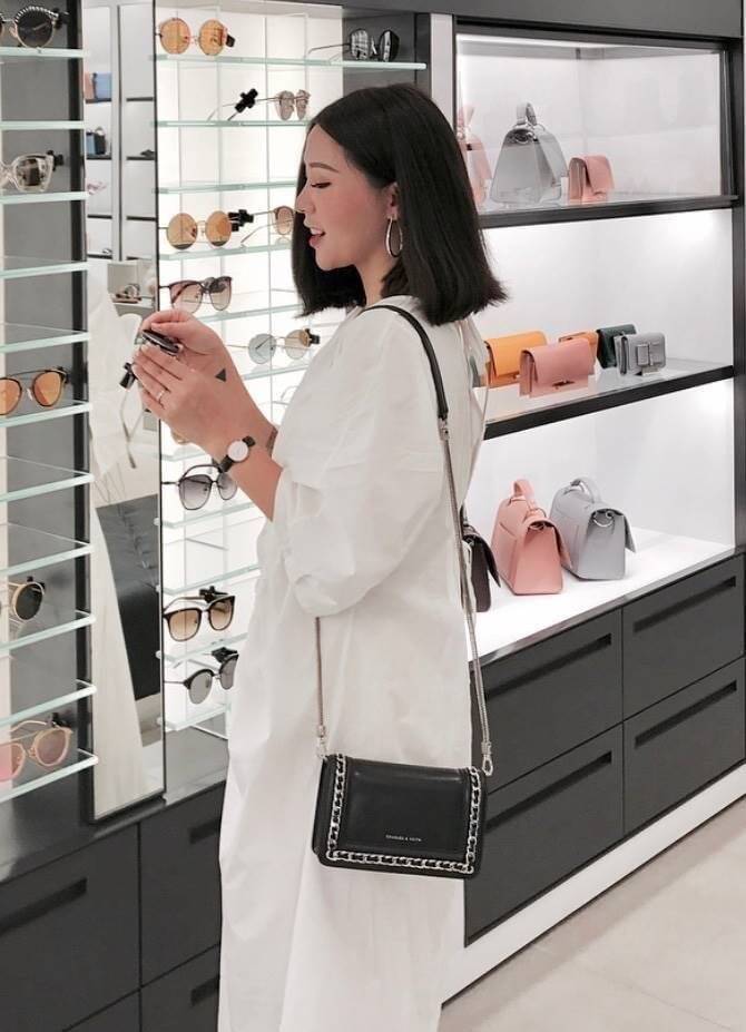 BEST SELLER! CHARLES & KEITH CHAIN DETAIL CROSSBODY BAG กระเป๋าสะพายทรงสี่เหลี่ยมรุ่นชนช็อปขนาดกำลังดีวัสดุหนังนิ่มเรียบประดับด้วยโซ่สีเงินด้านหน้าดูมีดีเทล เปิดปิดด้วยกระดุมแม่เหล็ก ภายในมีช่องใส่บัตรและช่องซิป มาพร้อมสายโซ่ต่อหนังถอดถือเป็นคลัชได้ ภาพถ่