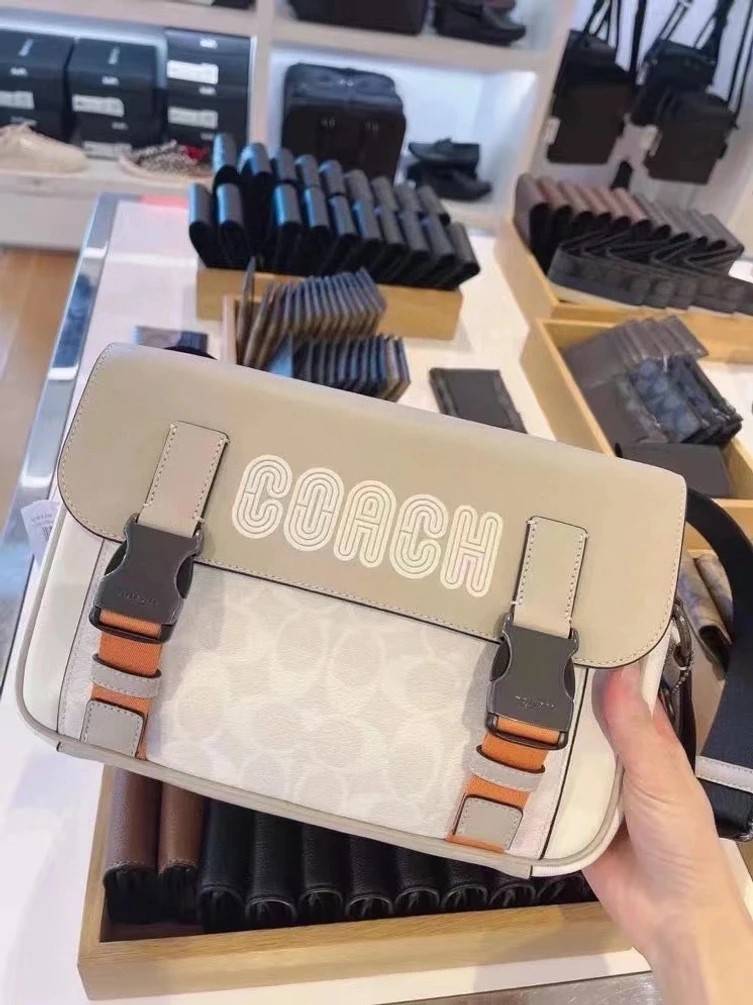 COACH TRACK CROSSBODY IN COLORBLOCK WITH COACH PATCH C6657 C8128 หล่อบอกต่ออีกหนึ่ง กระเป๋าสะพายทรงแมสเซ็นเจอร์ รุ่นเอาใจหนุ่มๆ ที่สาวๆก็อยากใช้!! ด้วยดีไซน์สีคัลเลอร์บล็อคที่โดดเด่น ทำให้ดูน่าใช้งาน วัสดุหนังแท้ สวยคมซ่อนหรู ฝากระเป๋ามีตัวล็อคแน่นหนา เปิ
