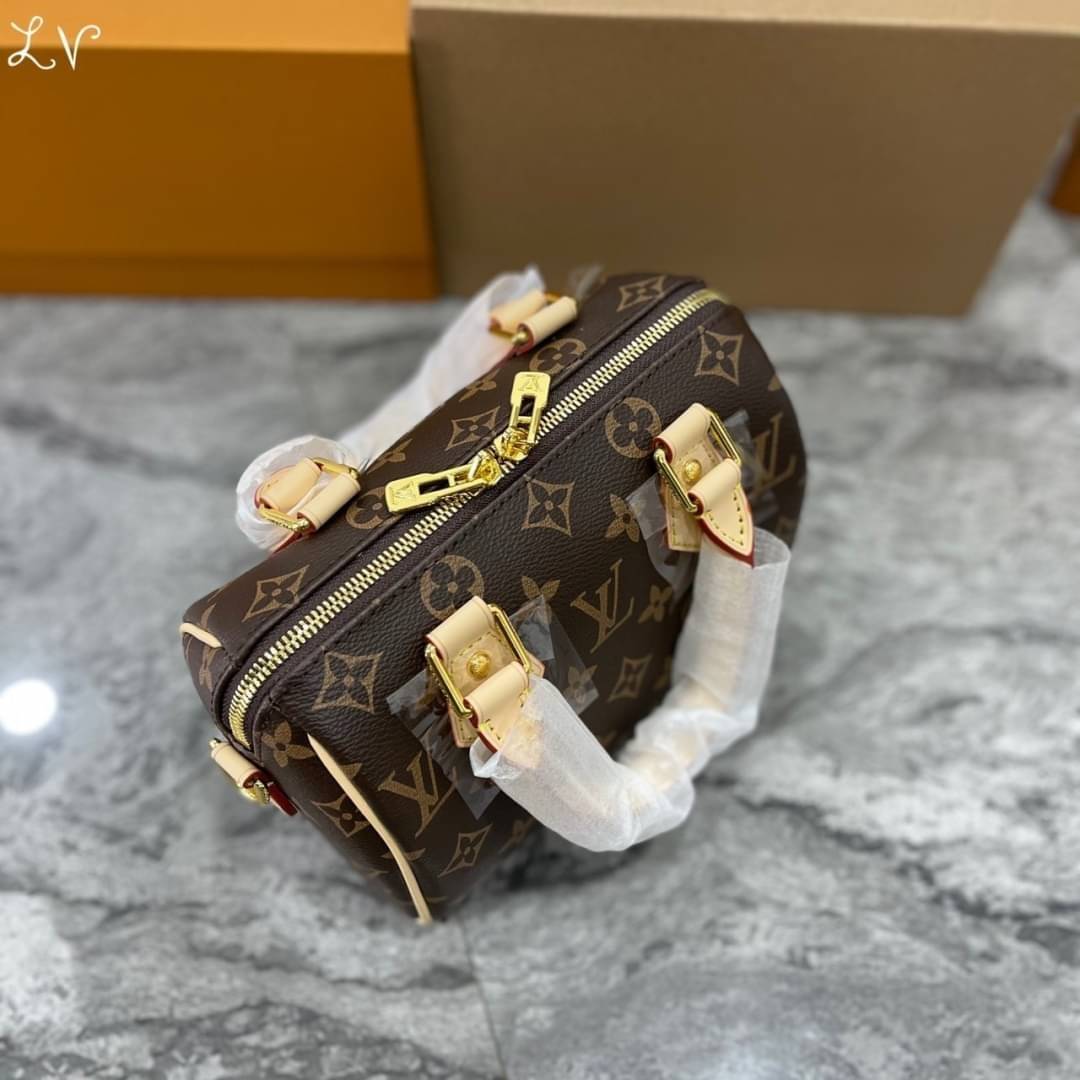 LV Speedy Bandoulière 20 Bag Monogram Canvas กระเป๋าทรงหมอนไซส์เล็กน่ารัก ดีไซน์น่าใช้มากๆ พิมพ์ลายโมโนแกรม ภายในเป็นช่องกว้าง มาพร้อมสายสปอร์ตสวยเท่ห์มาก ใบจริงสวยเกินเบอร์!! ไม่ผิดหวังจ้า