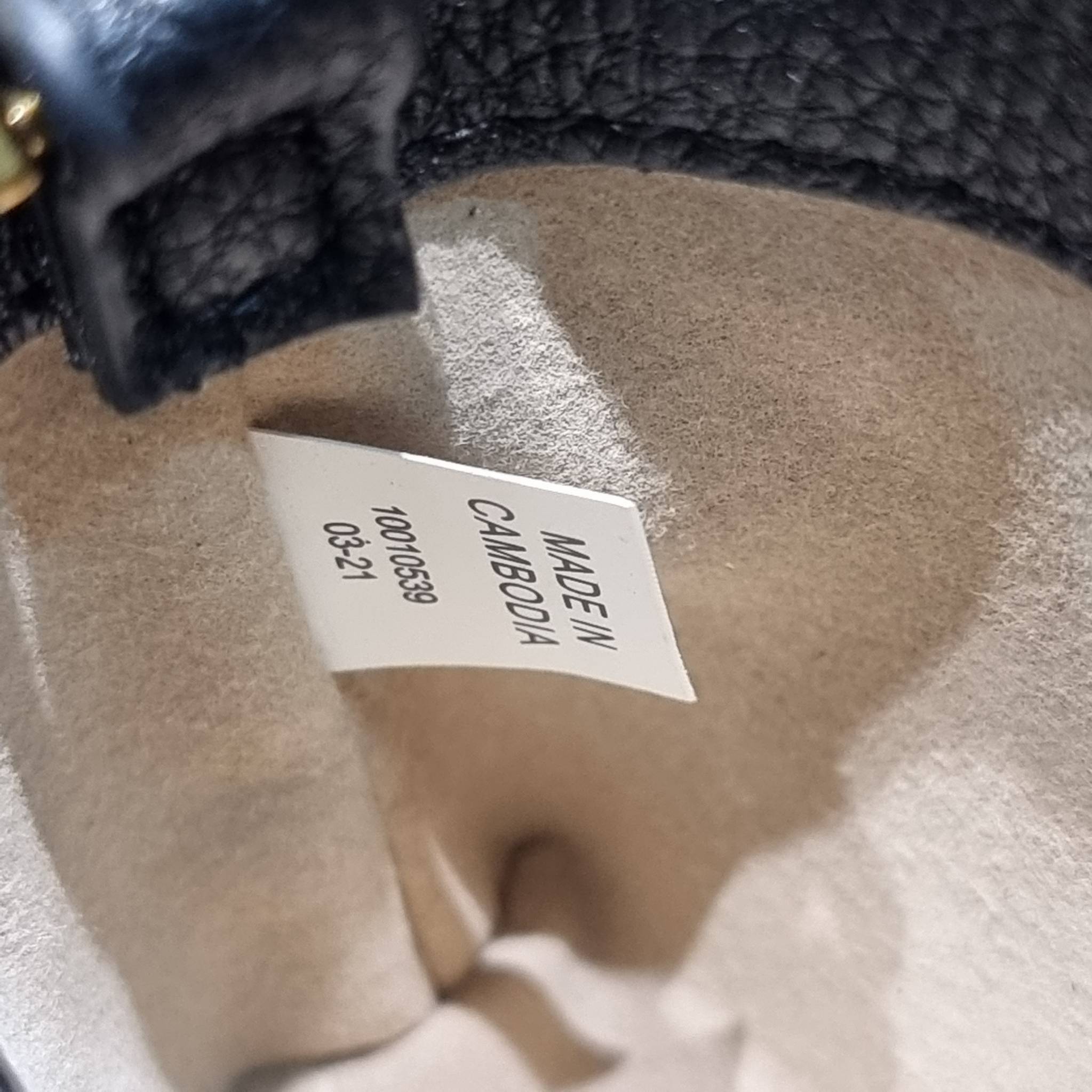 TORY BURCH LIMITED-EDITION MINI BAG รุ่นลิมิเต็ด ที่ sold out ไปแล้วหลายช็อป มีมาให้ช้อปที่นี่! กับกระเป๋าสะพายข้างทรงผู้ดี ไซส์มินิ ที่ผลิตมาในจำนวนจำกัด โดดเด่นด้วยอะไหล่ทองคลาสสิคหรูหรา และสายสะพายโซ่สลับหนัง ทำให้สะพายได้โดยไม่เจ็บไหล่