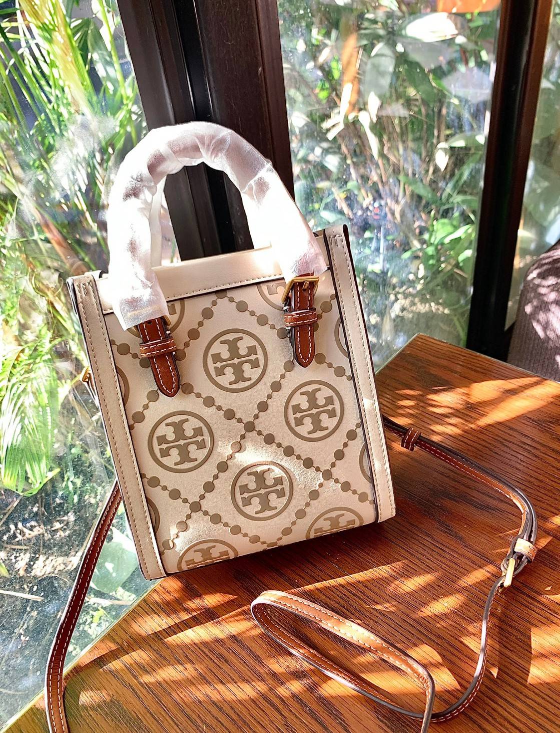 สีใหม่ล่าสุด ผู้ดีมาเลยยจ้าา จำนวนจำกัด! TORY BURCH T MONOGRAM CONTRAST EMBOSSED MINI TOTE 🥂พร้อมส่ง มาอัพลุคให้ดูดีไปพร้อมๆกัน กับกระเป๋าทรงTote ที่ไม่ว่าวันไหนๆ ใบนี้เอาอยู่เลยค่ะ