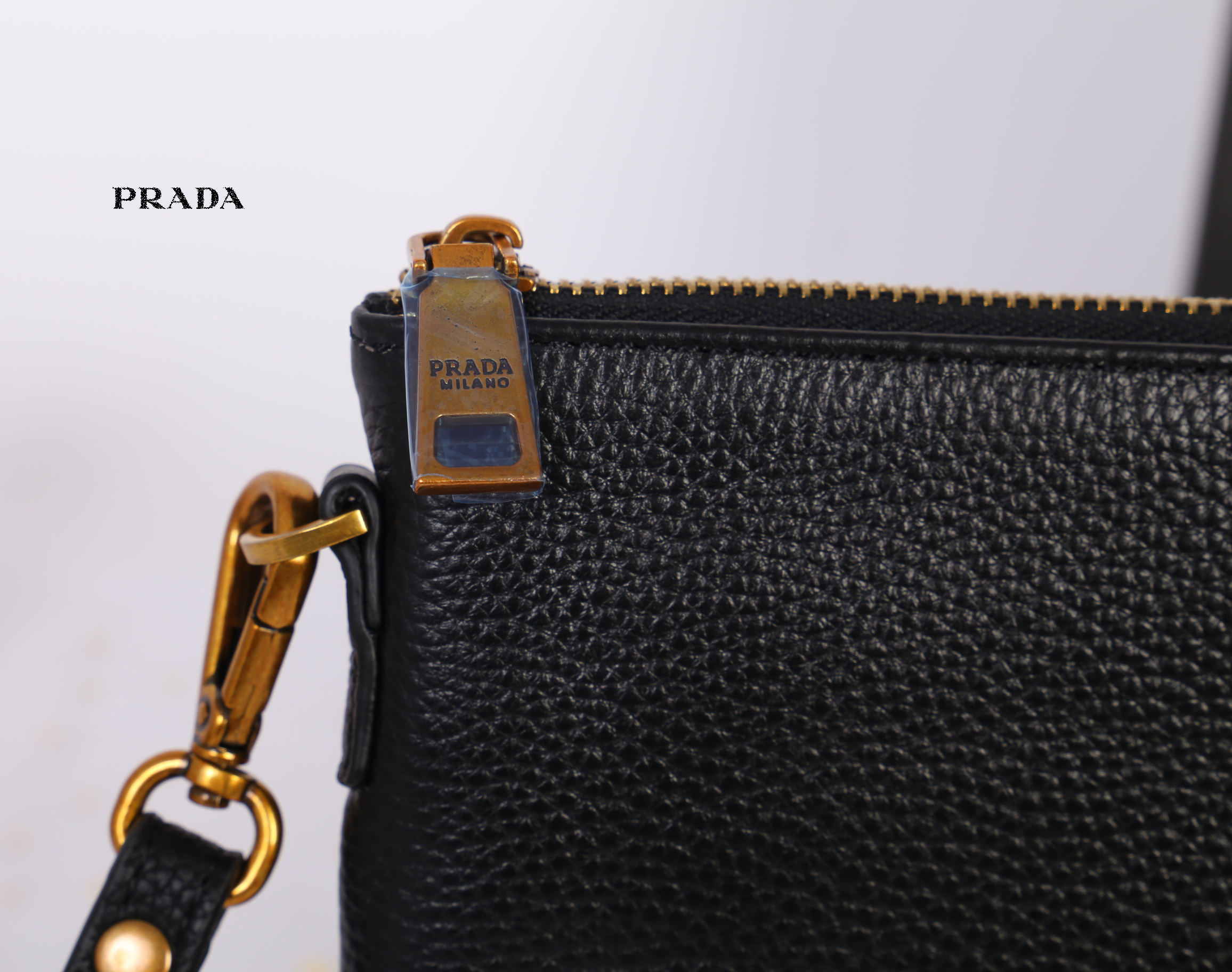 Prada leather top zip clutch pouch handbag สินค้า Premium gift จากเค้าเตอร์แบรนด์ต่างประเทศแท้ 100% กระเป๋า Clutch Prada หนังนิ่มน่าใช้มากค่ะ ดีไซน์เรียบหรู ด้านหน้ามีโลโก้ Prada อะไหล่ทองสวยดูเข้ากัน ซับในพิมพ์ลายแบรนด์ ด้านในมีช่องใส่บัตร ช่องซิป 1 ช่อง