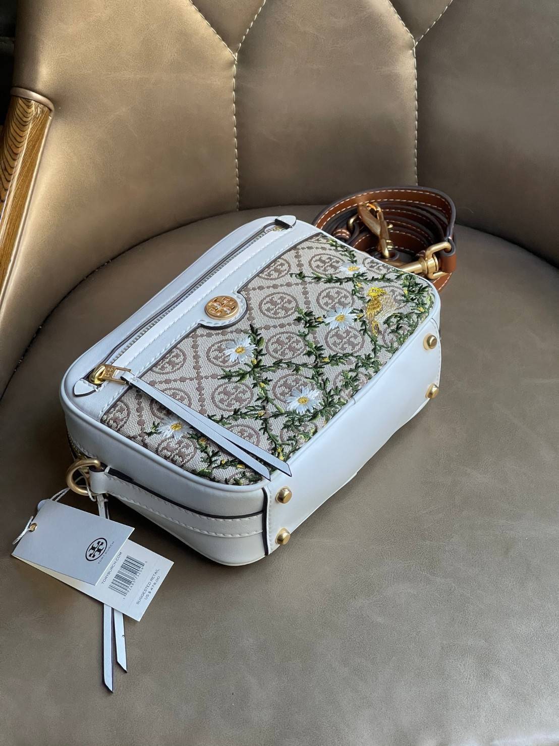 ของแท้ 💯% 】TORY BURCH T MONOGRAM JACQUARD CAMERA BAG การออกแบบที่เรียบง่าย แต่ยังคงความหรูหราเอาไว้ โดดเด่นด้วยลวดลาย T Monogram ซึ่งสามารถบ่งบอกความเป็นตัวตนของแบรนด์ได้อย่างชัดเจน